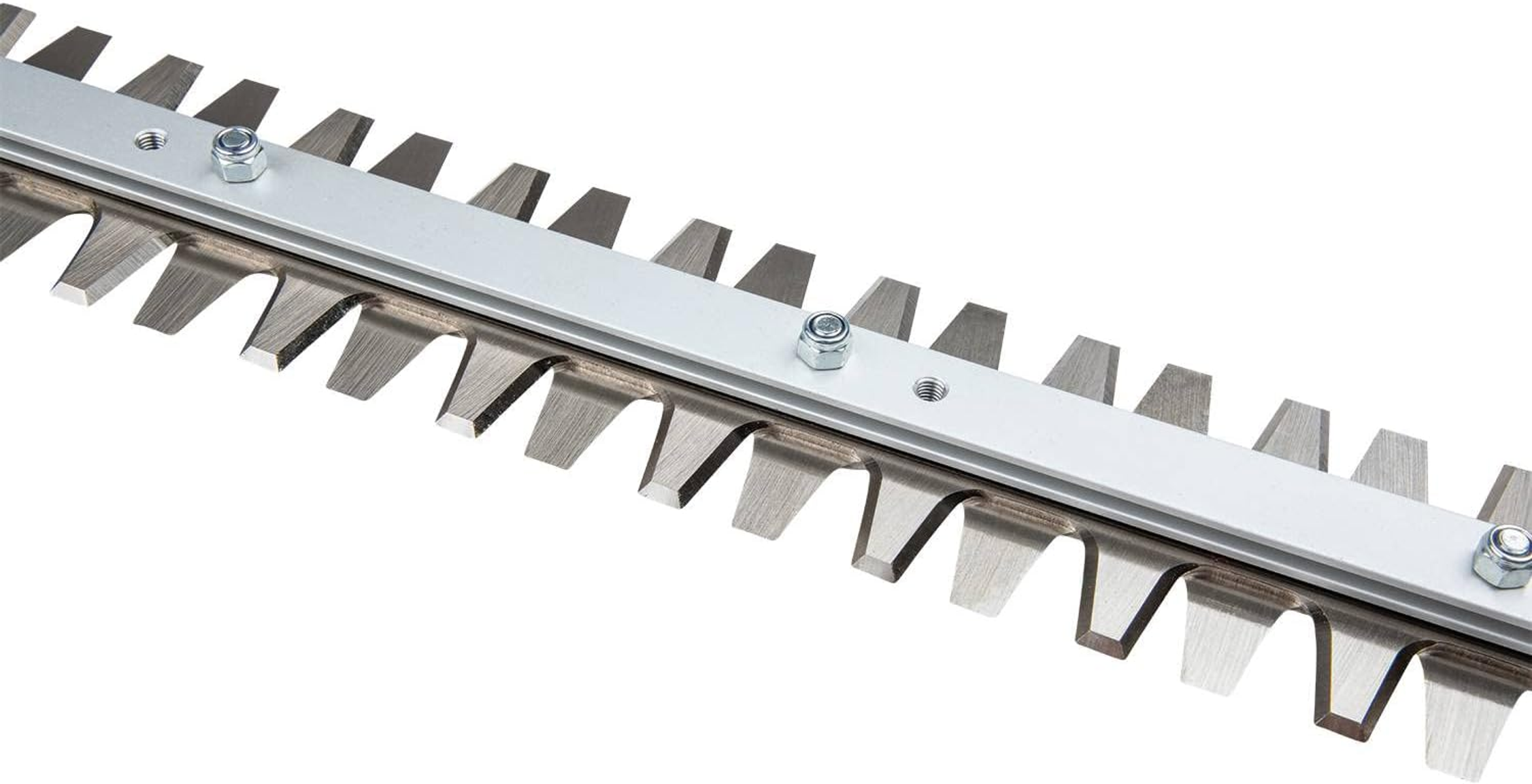 Zbliżenie ostrzy nożyc do żywopłotu, srebrnej szyny i nakrętek. Tło białe.