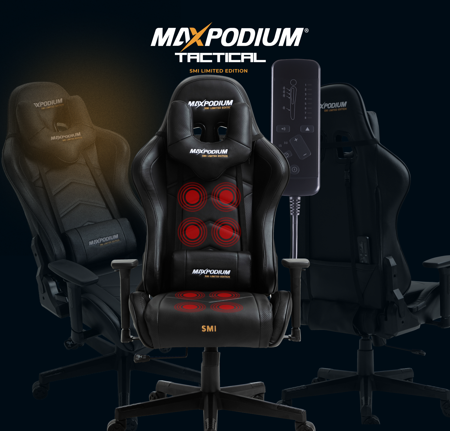 Drei schwarze Massagesessel mit dem MAXPODIUM-Logo. Eine Fernbedienung wird in der Mitte hochgehalten.