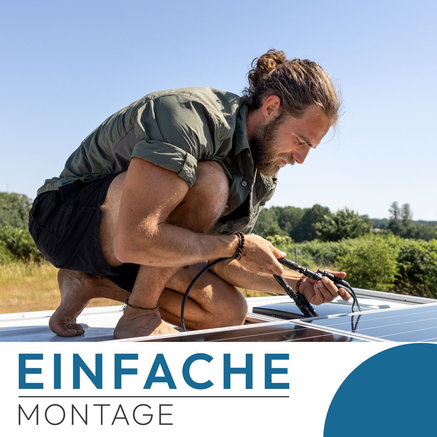 Ein Mann arbeitet an Solarpanelen auf einem Dach, darunter die Worte 'EINFACHE MONTAGE'.
