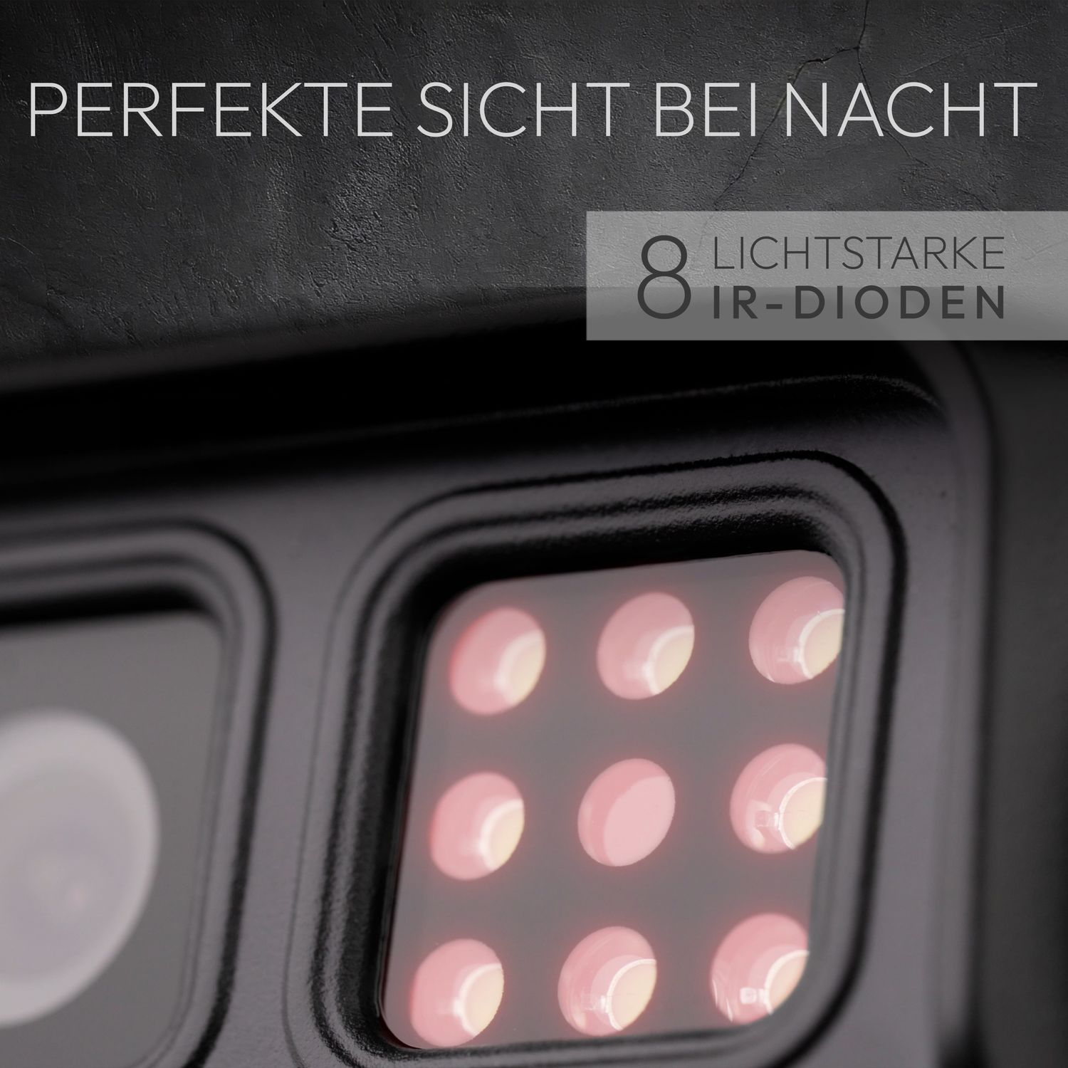 Nahaufnahme eines schwarzen Geräts mit roten Lichtern. Text: "PERFEKTE SICHT BEI NACHT".