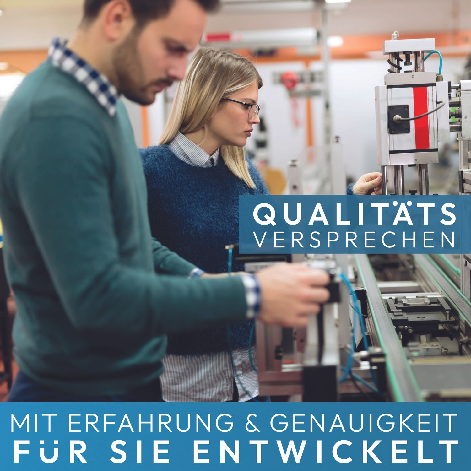 Zwei Personen arbeiten zusammen an Maschinen.