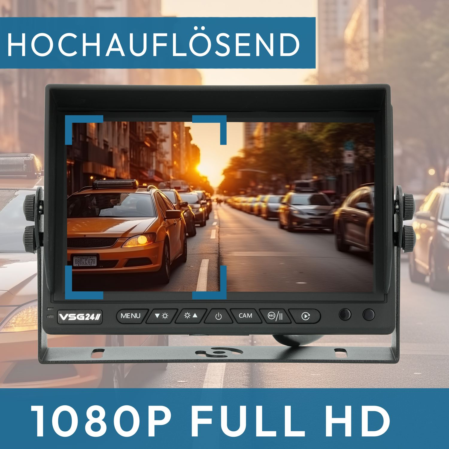 Die Rückfahrkamera eines Autos zeigt ein orangefarbenes Auto auf einer Stadtstraße bei Sonnenuntergang.