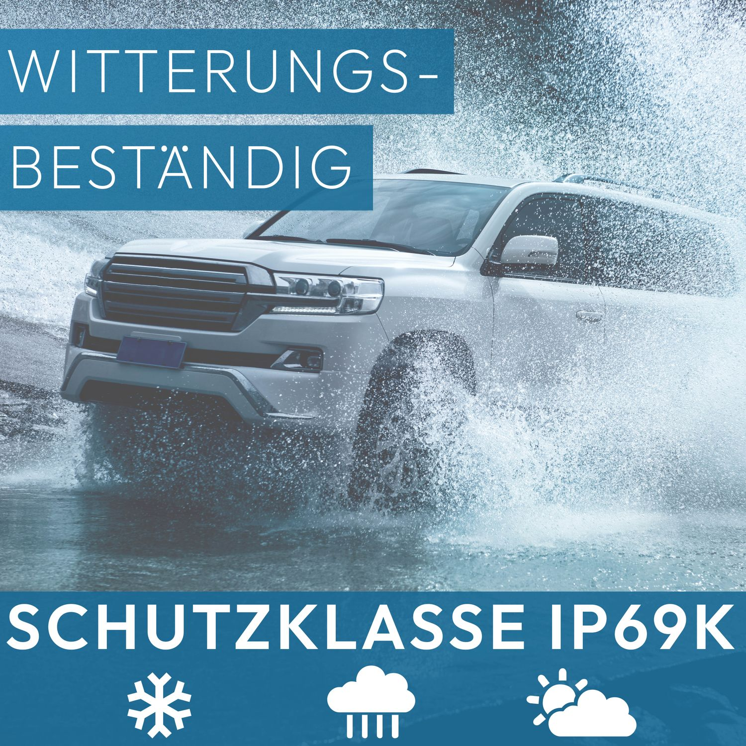 Ein weißes Auto fährt durch Wasser. Wasser spritzt um das Auto herum. Der Himmel ist bedeckt.