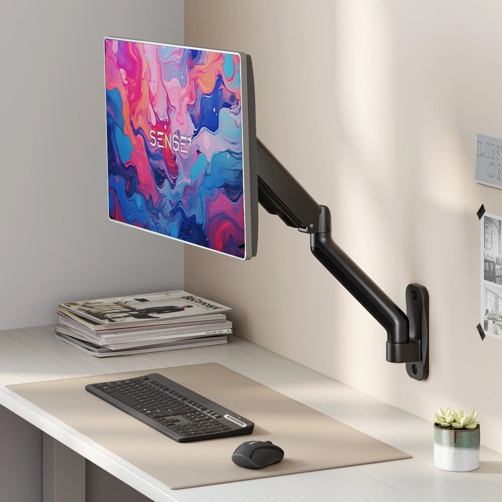 Afbeelding toont een monitorarm die een gebogen monitor boven een bureau houdt.