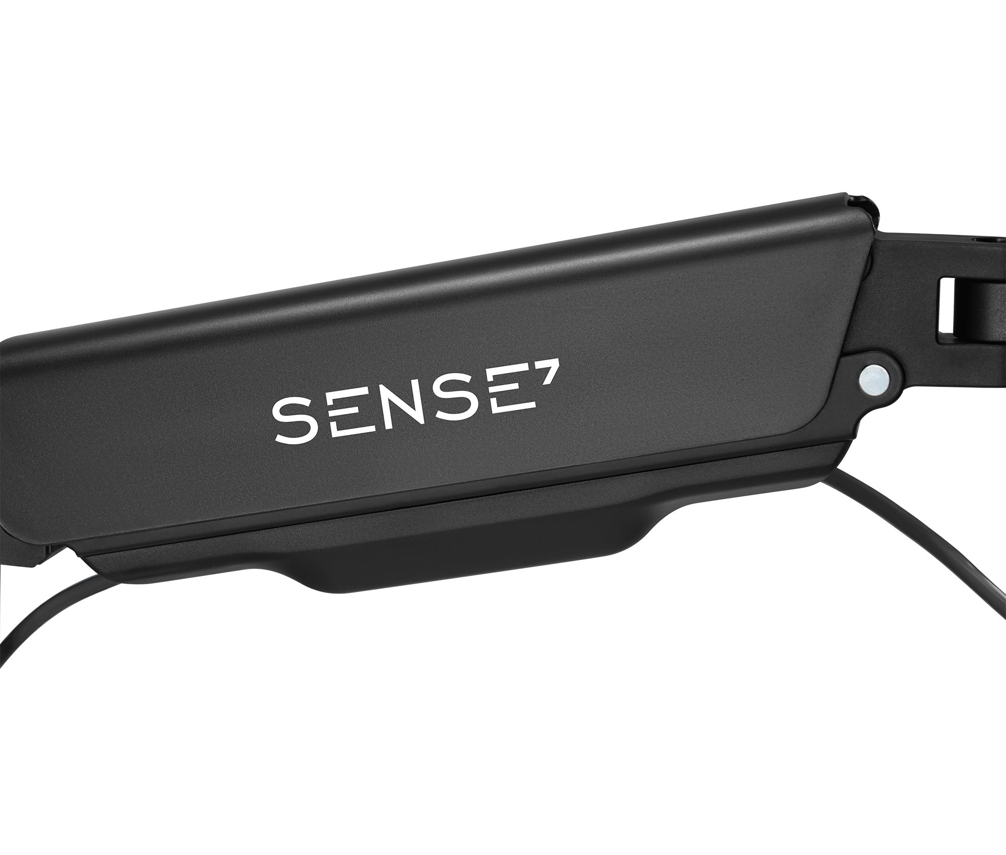 Zwart apparaat met het woord 'SENSE7' en een kabel, tegen een witte achtergrond.