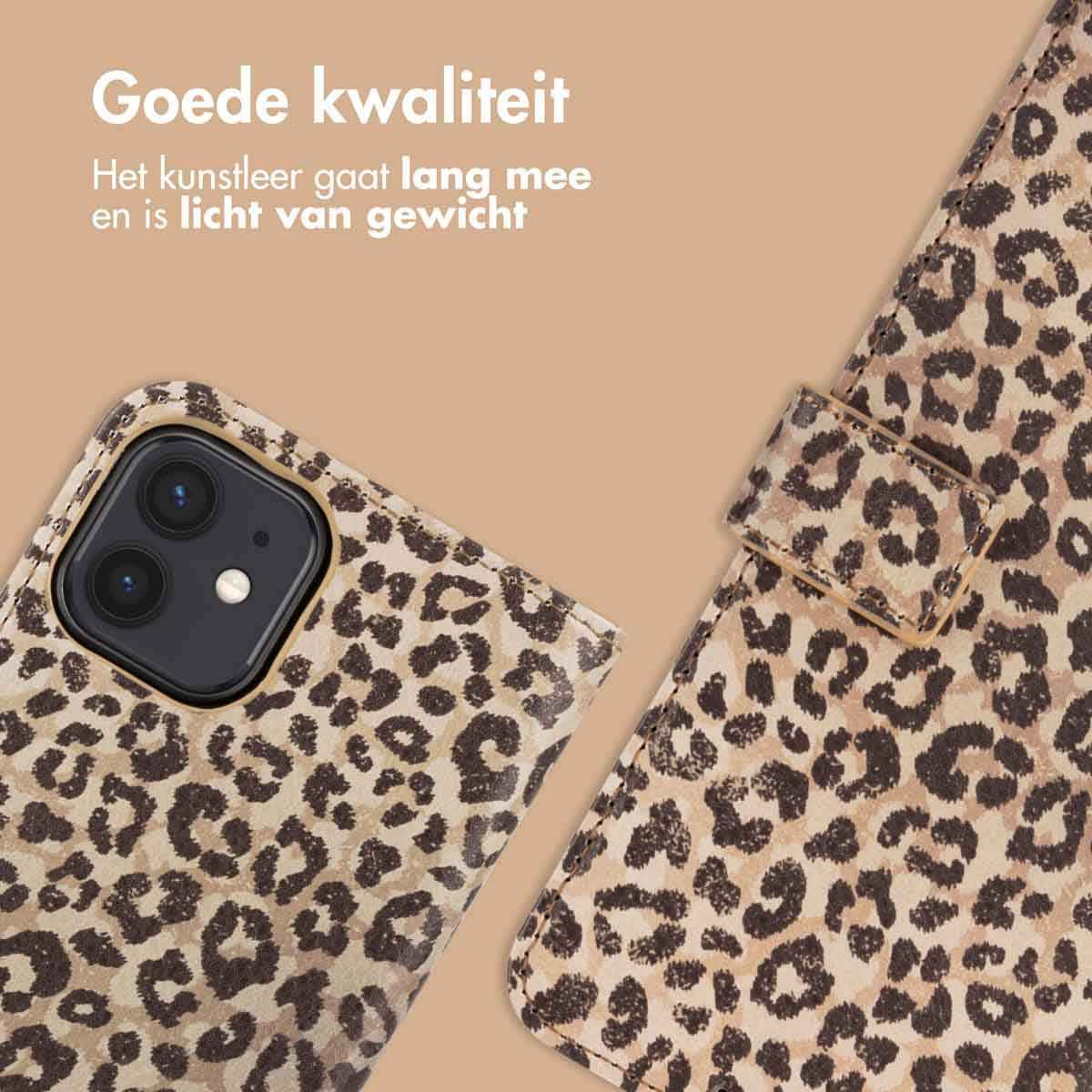Een telefoonhoesje met een luipaardprint. Het is gemaakt van imitatieleer. De hoes is gesloten en open, wat de binnenkant laat zien.