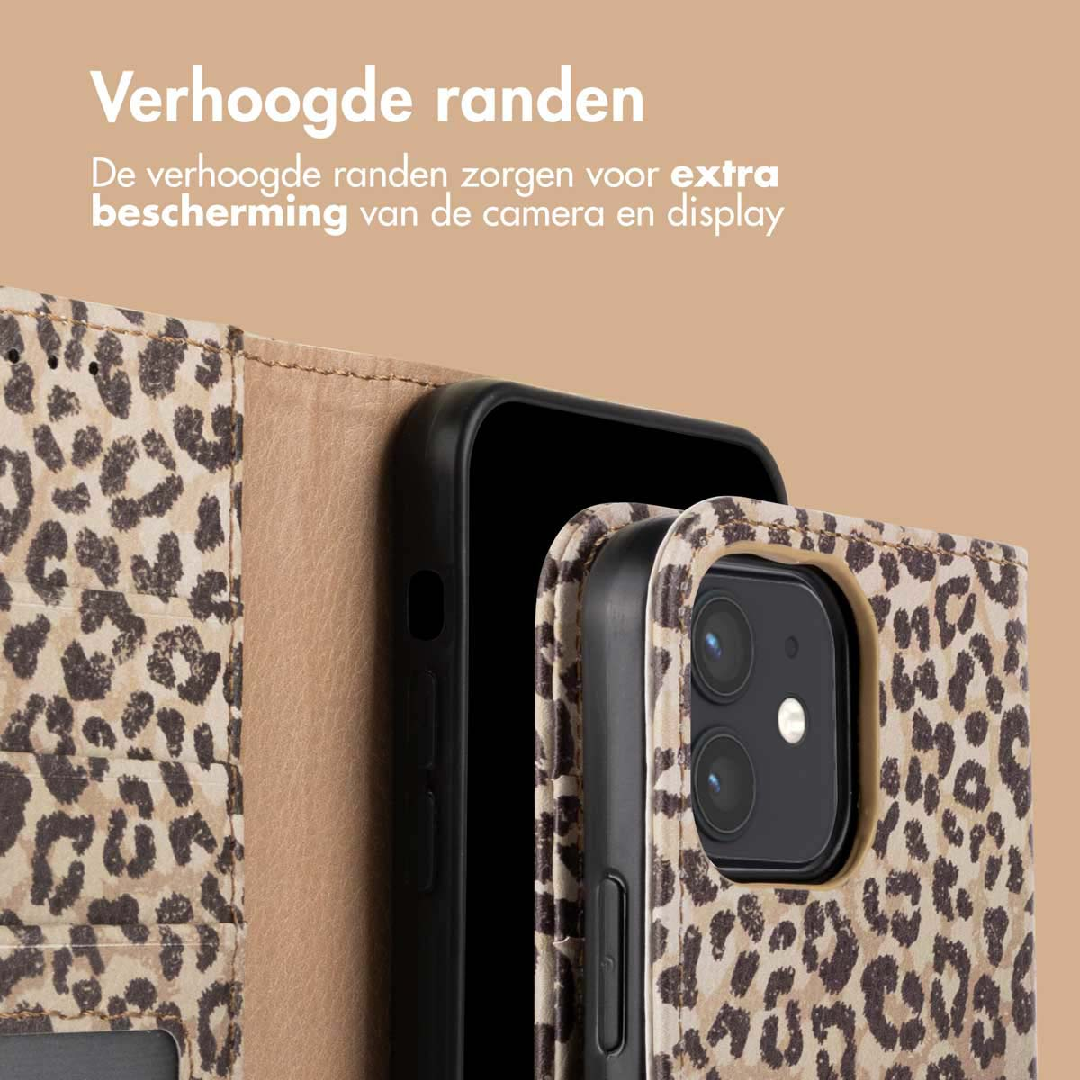 Een telefoonhoesje met luipaardprint is open, met een zwarte telefoon. De hoes biedt extra bescherming.
