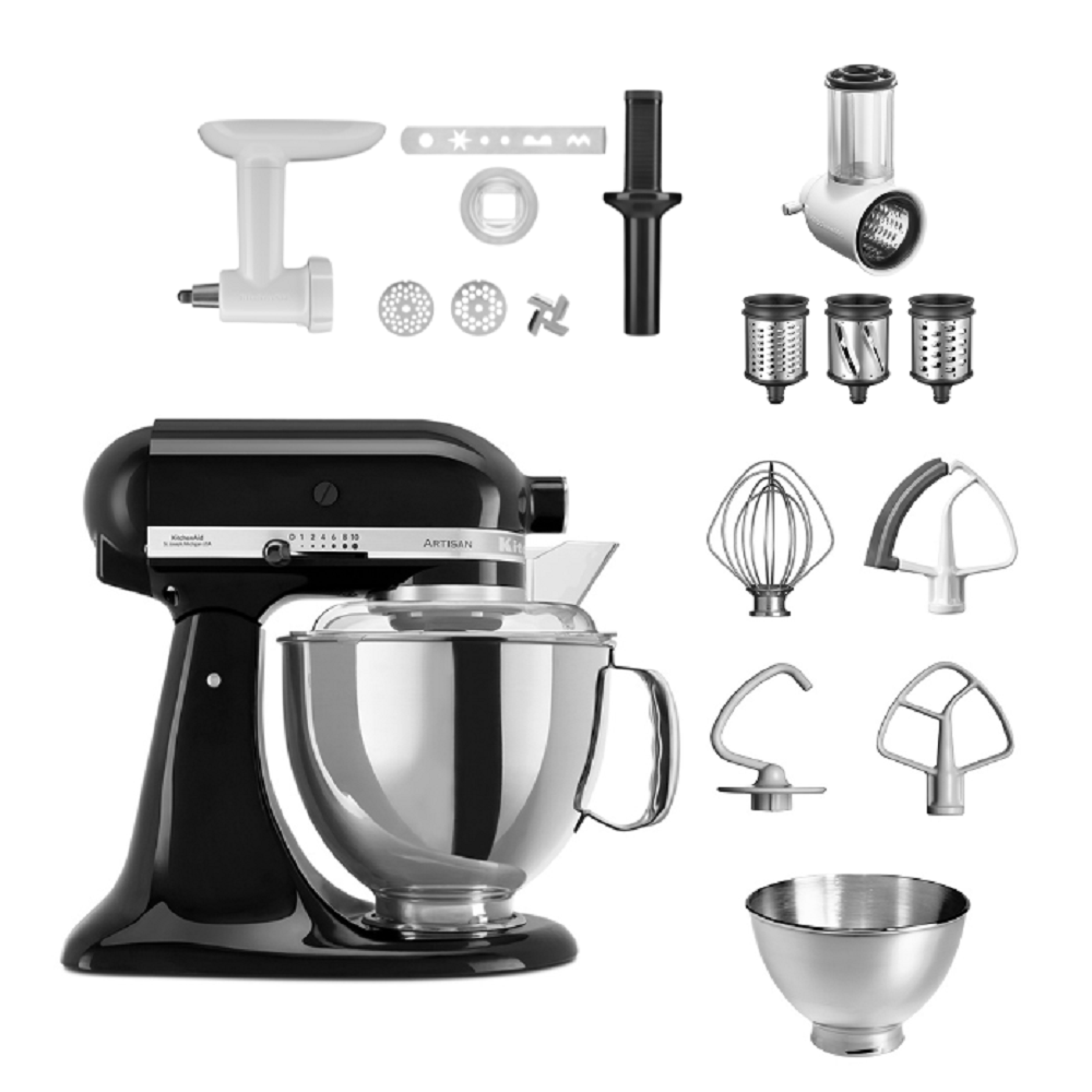 Schwarzer KitchenAid-Mixer mit mehreren Aufsätzen auf weißem Hintergrund.