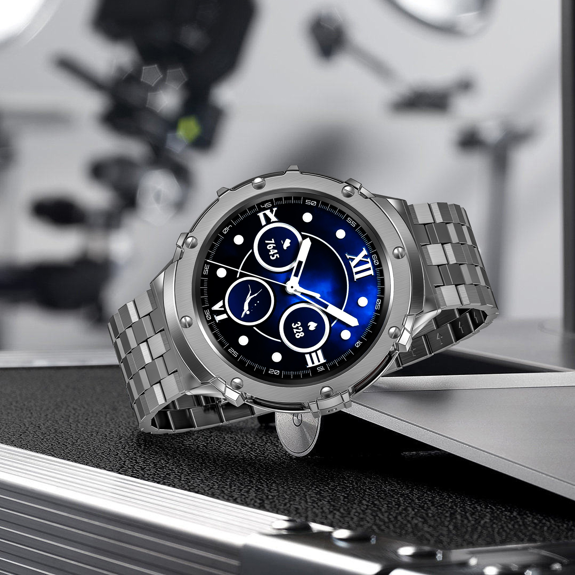 Silberne Uhr mit blauem Zifferblatt. Metallband. Schwarzer Hintergrund.