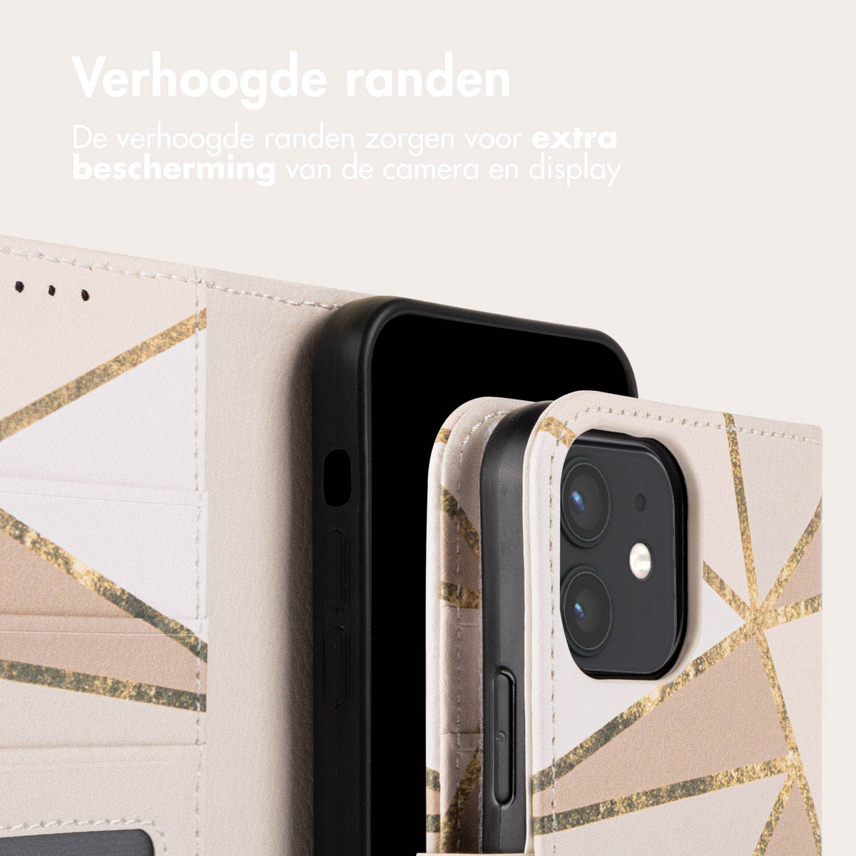Close-up van een telefoon in een hoesje. Hoesje heeft geometrisch ontwerp en gouden accenten. Camera zichtbaar.