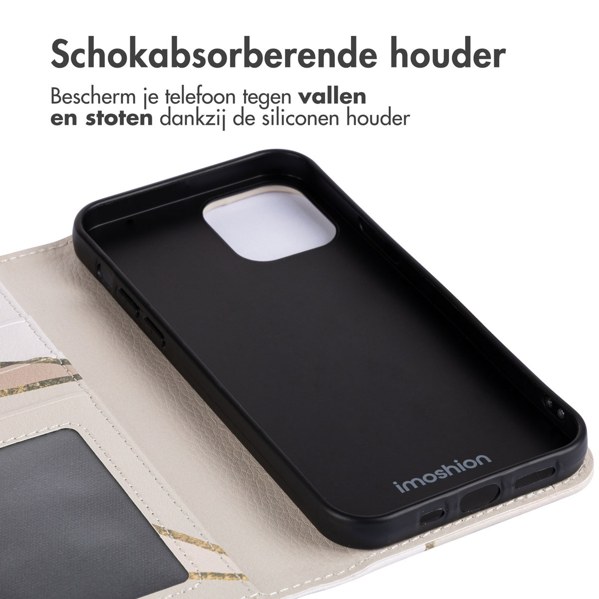 Een telefoonhoesje open, met een zwarte telefoon erin en een gouden patroon.