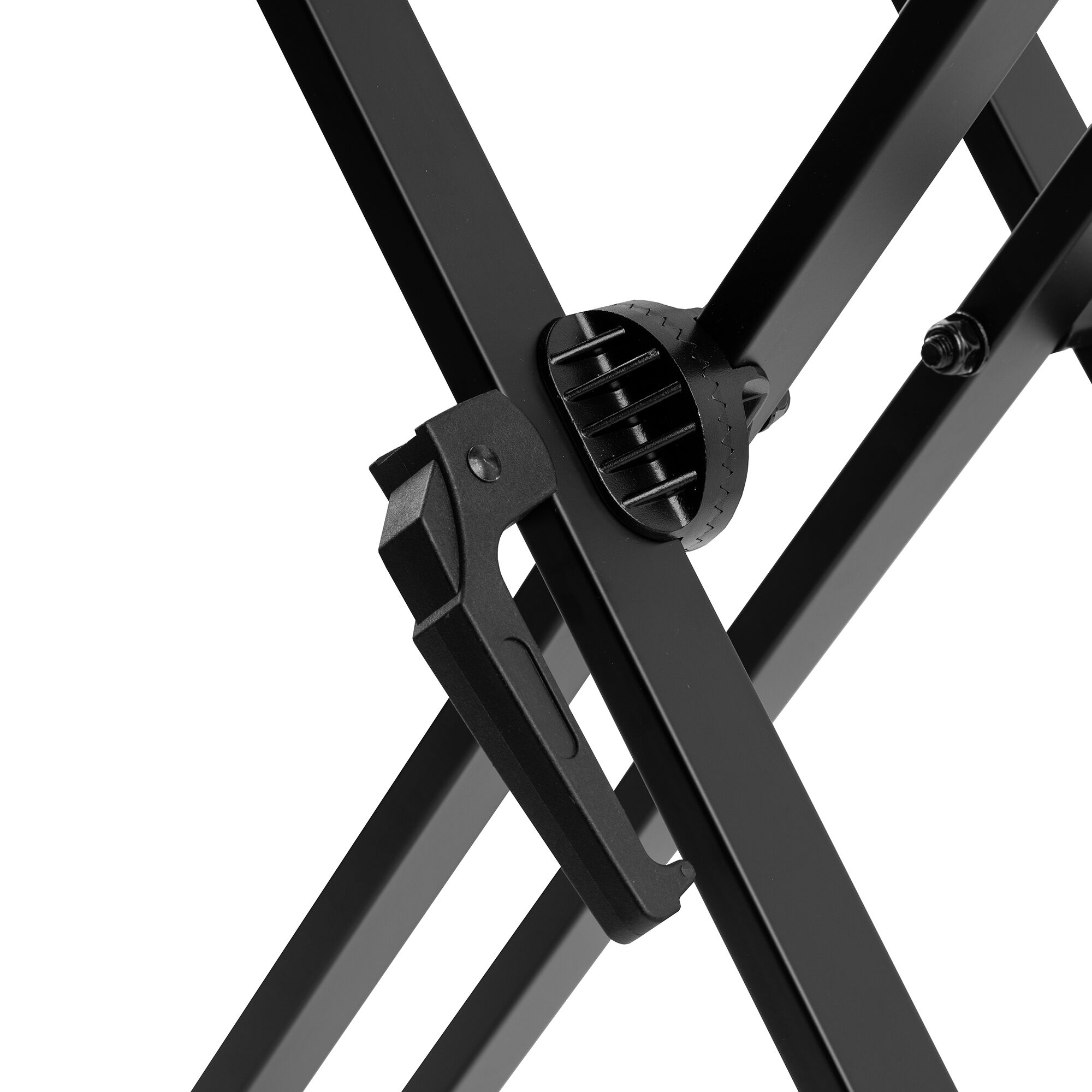 Soporte plegable de metal negro, primer plano, fondo blanco.