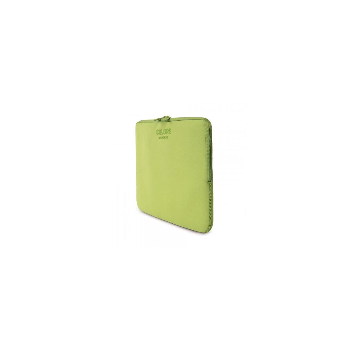 Grüne Laptoptasche. Sie hat eine durchgehende grüne Farbe. Die Tasche liegt auf weißem Untergrund.