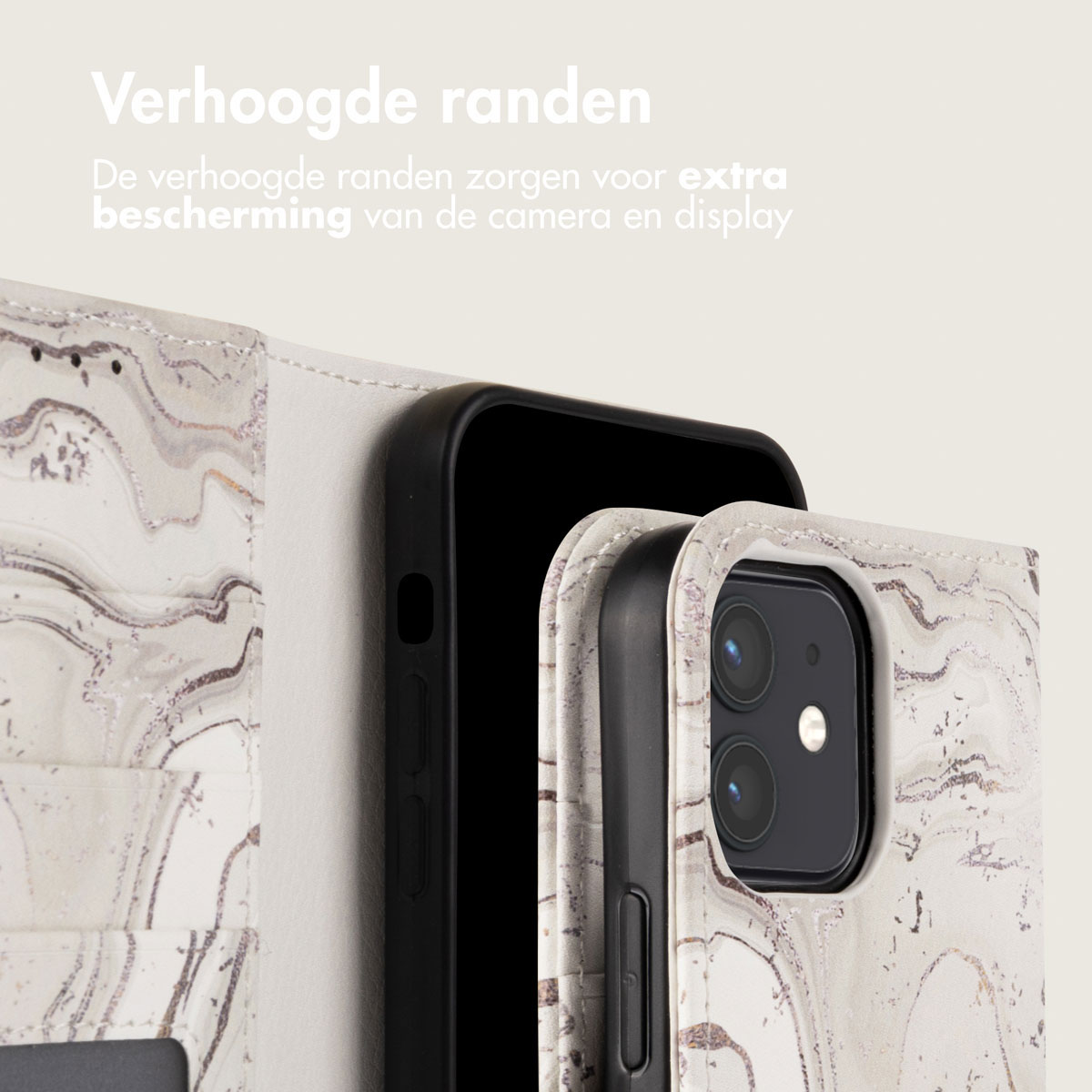 Een telefoonhoesje met een marmeren design, geopend om de telefoon te tonen, met verhoogde randen.