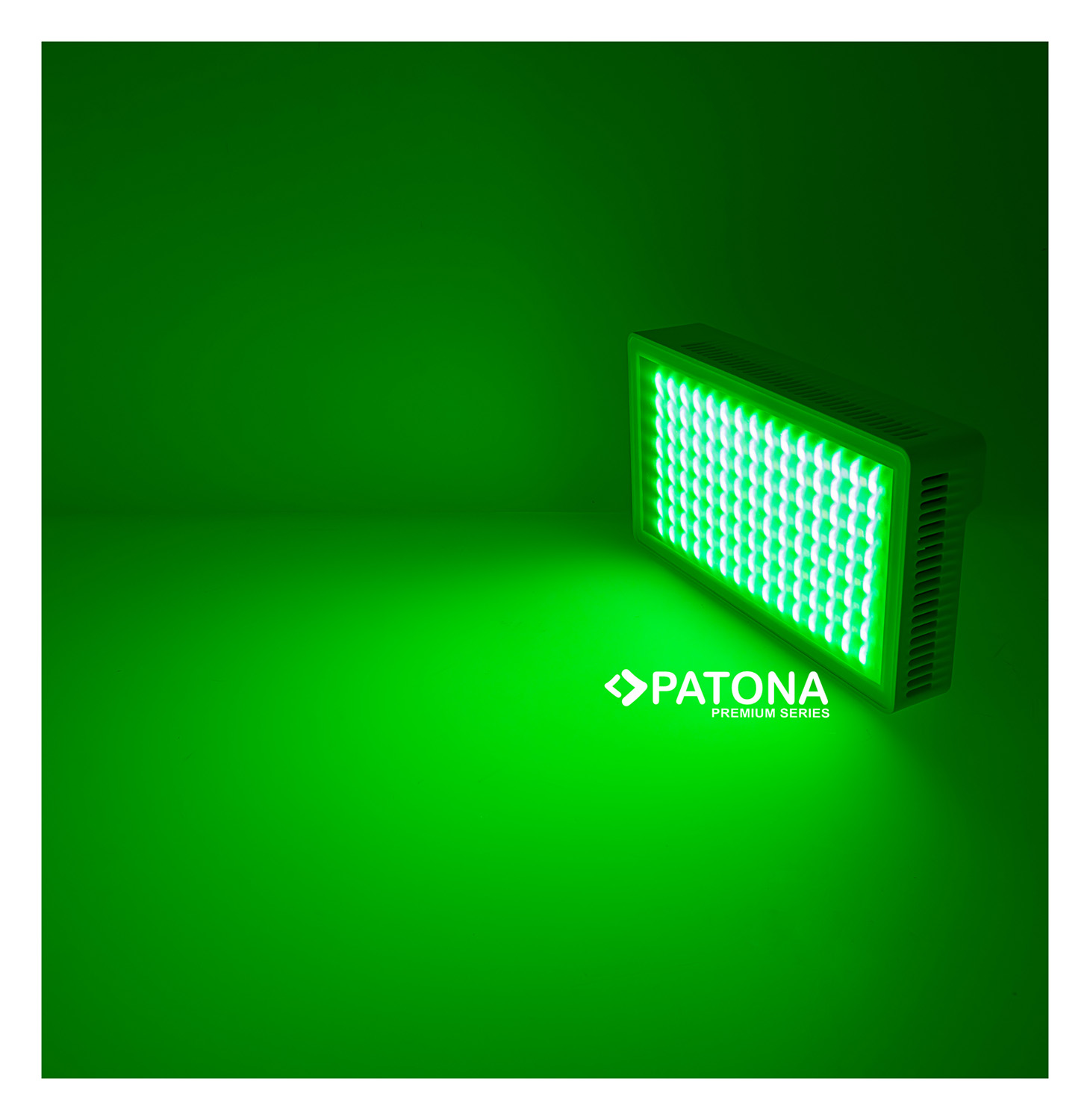Eine grüne Lichttafel, die helles weißes Licht aussendet, mit dem Markennamen 'Patona Premium Series' darauf.