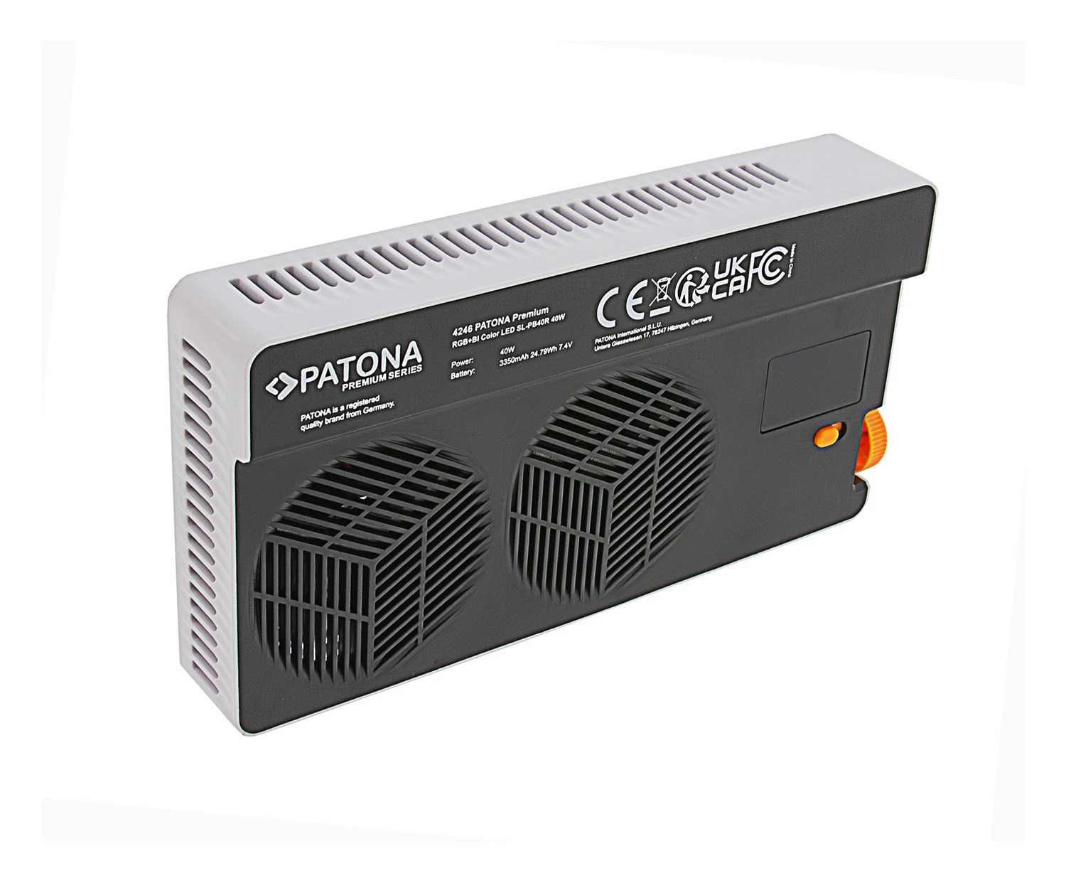 Ein schwarz-graues Gerät mit zwei Ventilatoren und einem orangefarbenen Knopf. Es ist ein tragbarer Heizer.