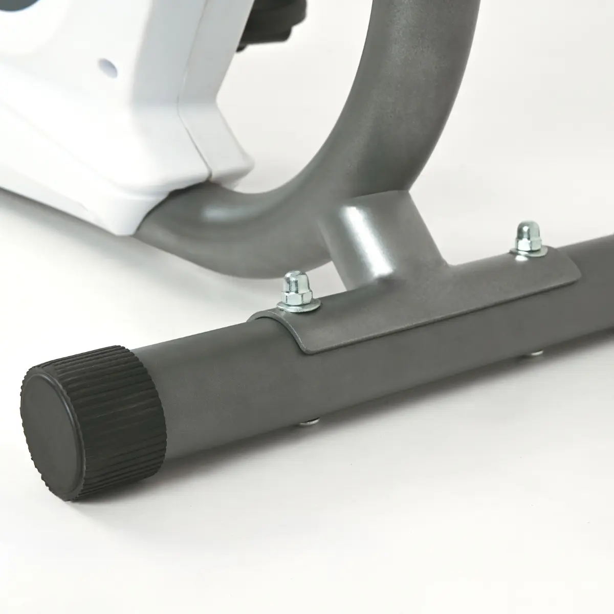 Close-up van de voetsteun van een hometrainer met bouten.