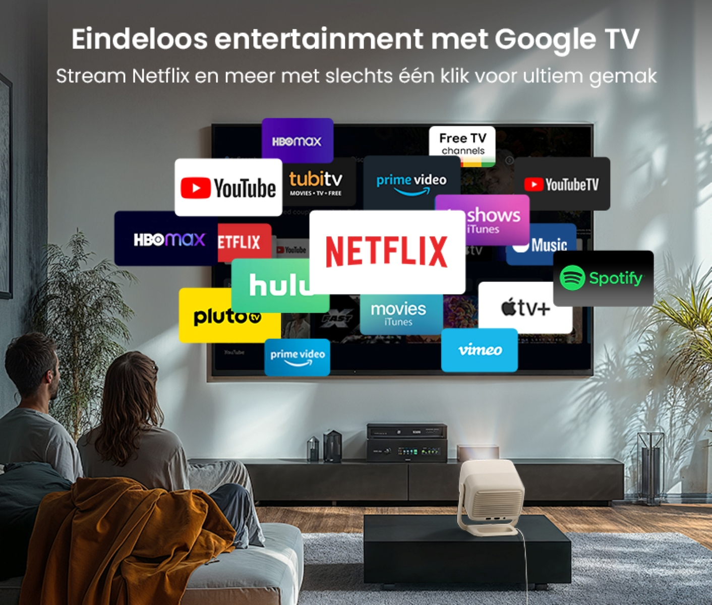 Couple regarde la TV avec logos de streaming. Un projecteur est en dessous.