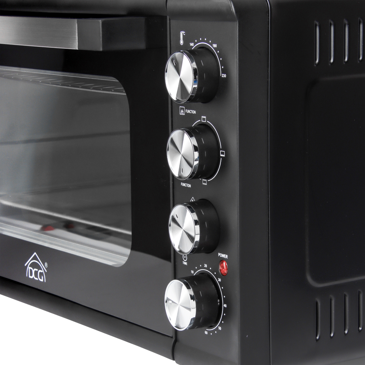 Un forno nero con manopole, comandi e interno visibile.