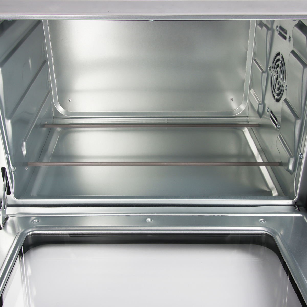 Interno di un forno argentato. Sono visibili griglie e ventola argentate.