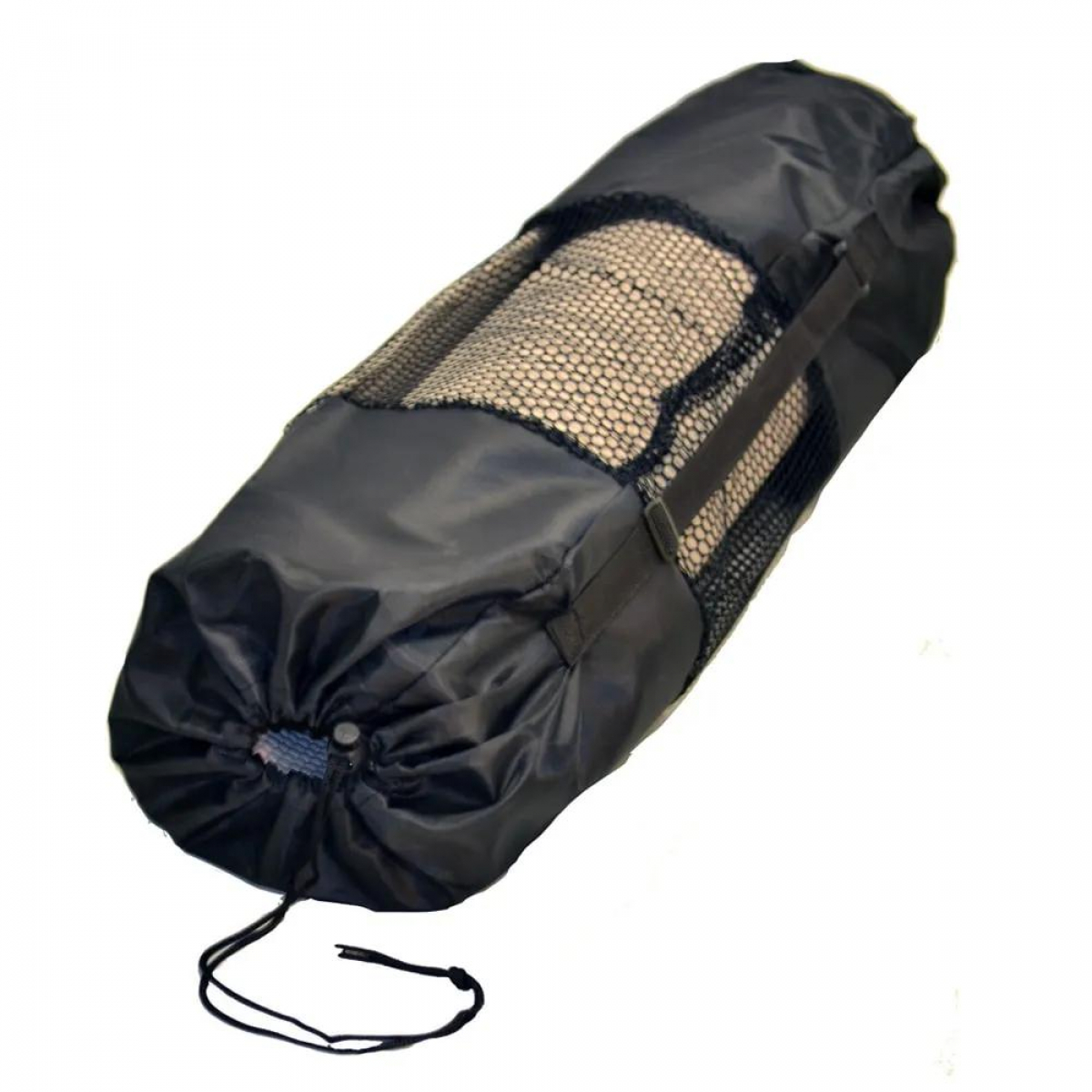 Tapis de yoga noir dans un sac de transport noir, fond blanc.