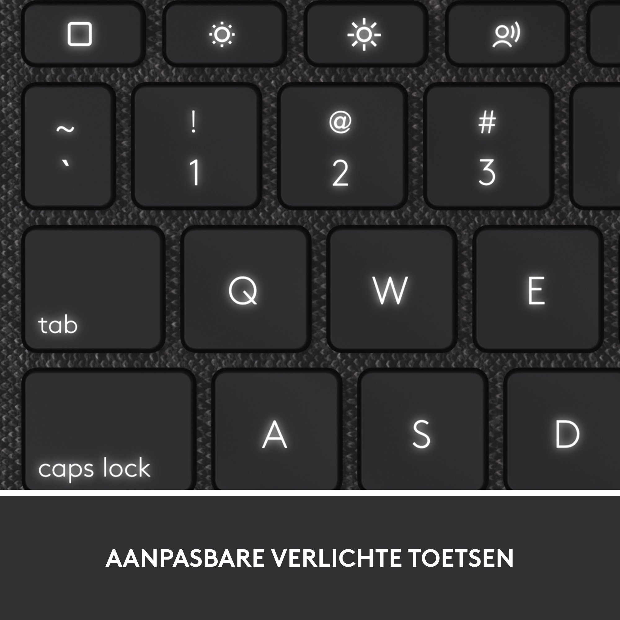 Close-up van een toetsenbord met zwarte toetsen, met letters en symbolen.