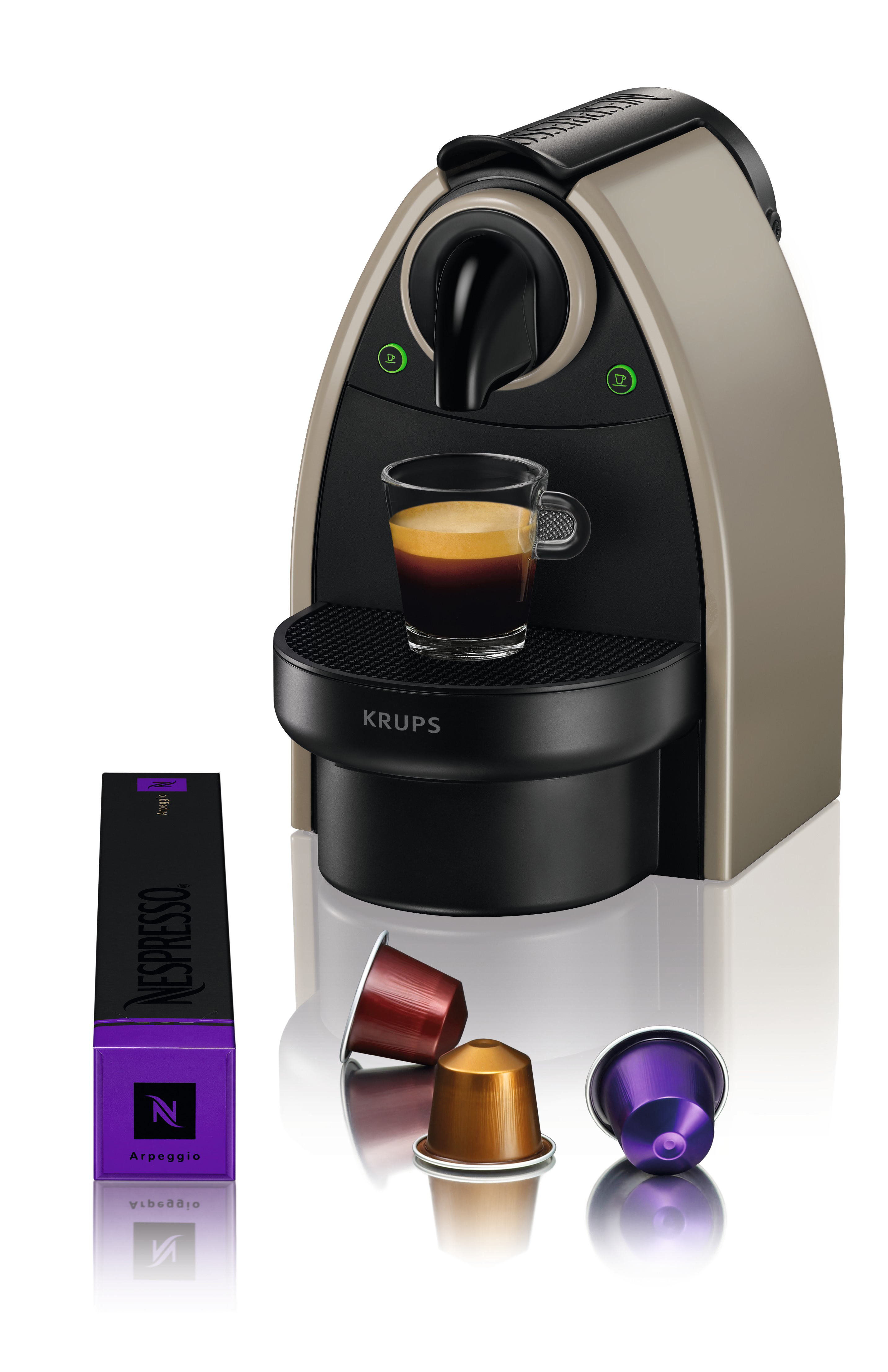 Kaffeemaschine mit Glas Kaffeetasse und Kaffeepads.
