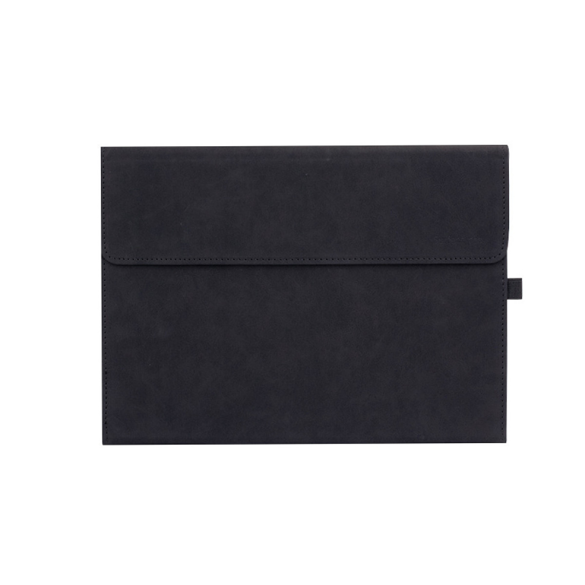 Schwarze Leder-Tablethülle mit Riemen verschlossen.