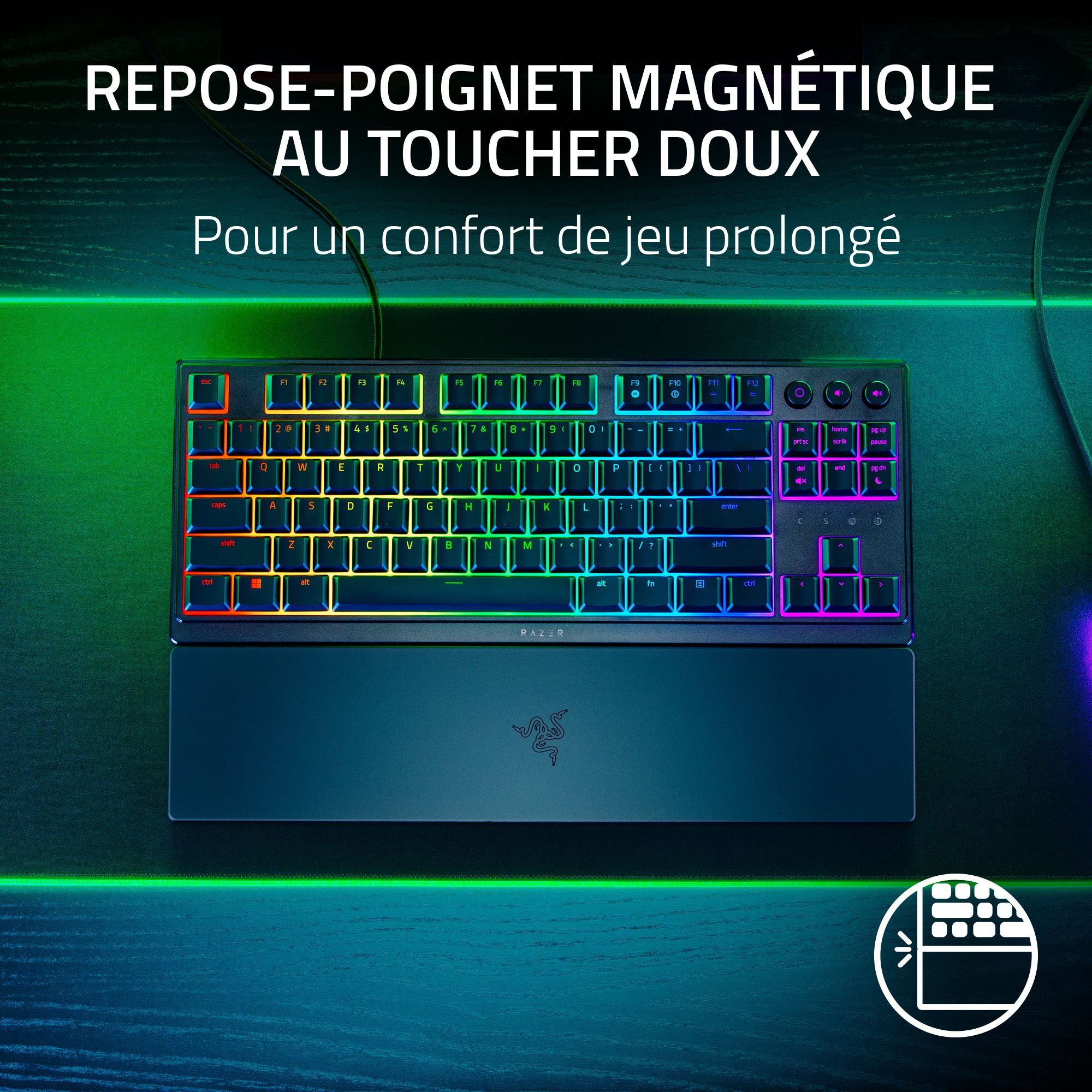 Una tastiera nera con tasti colorati e poggiapolsi. Ha il logo Razer.