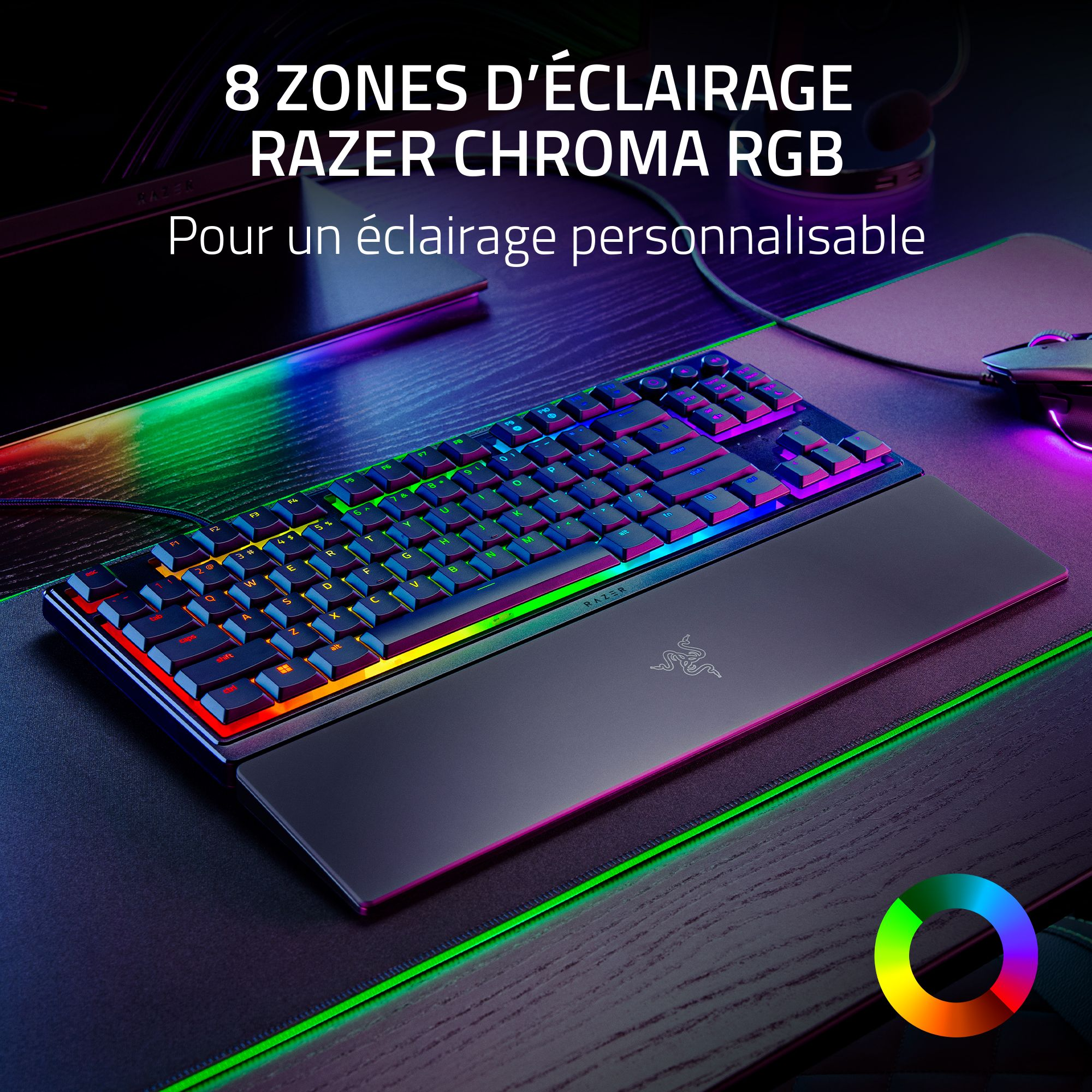 Tastiera RGB con poggiapolsi su una scrivania. Testo: '8 zone Razer Chroma RGB'.