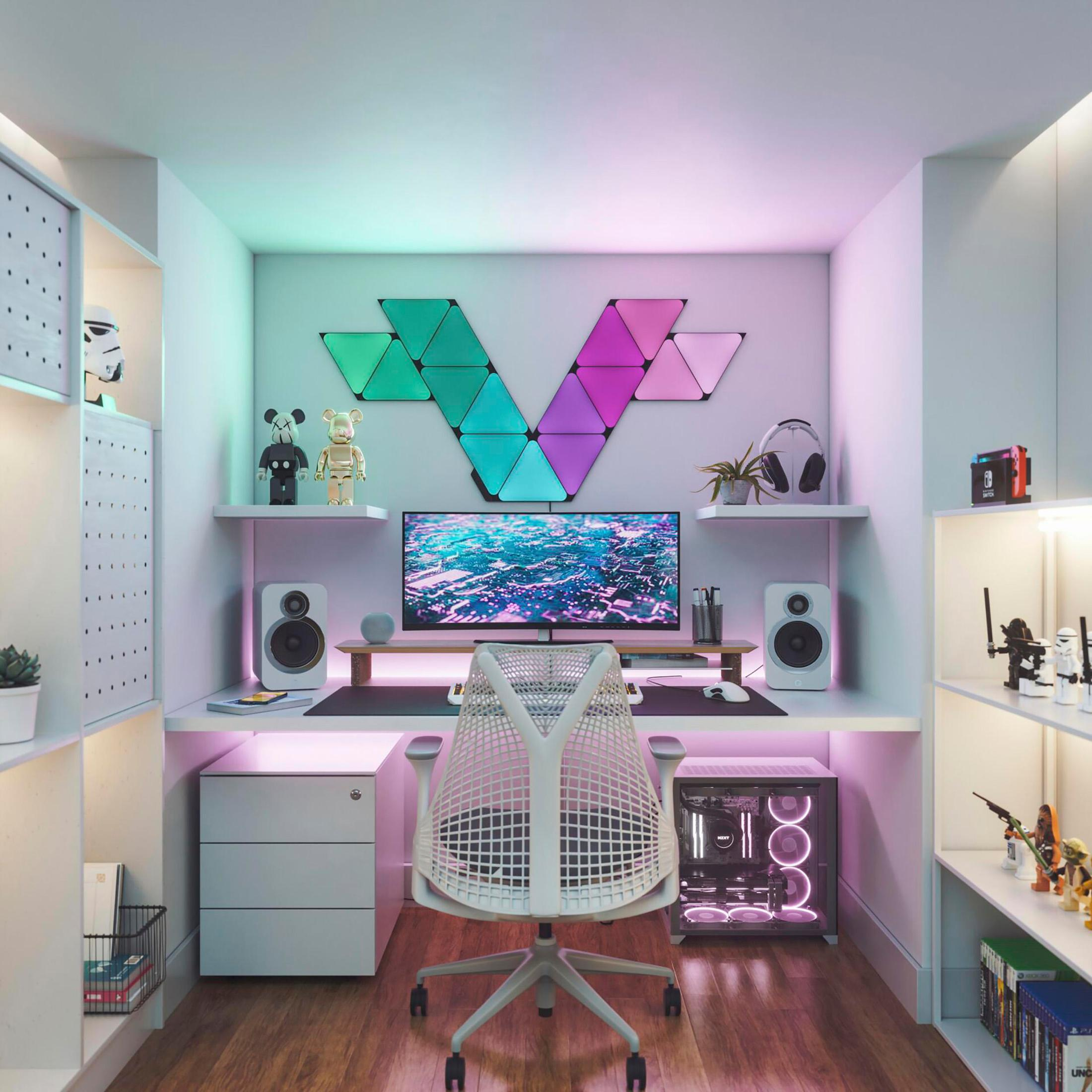 Bilgisayar, hoparlör ve renkli LED ışıklarla modern bir oyun kurulumu.