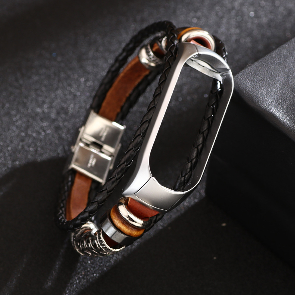 Bracciale in pelle e metallo con design nero e marrone.