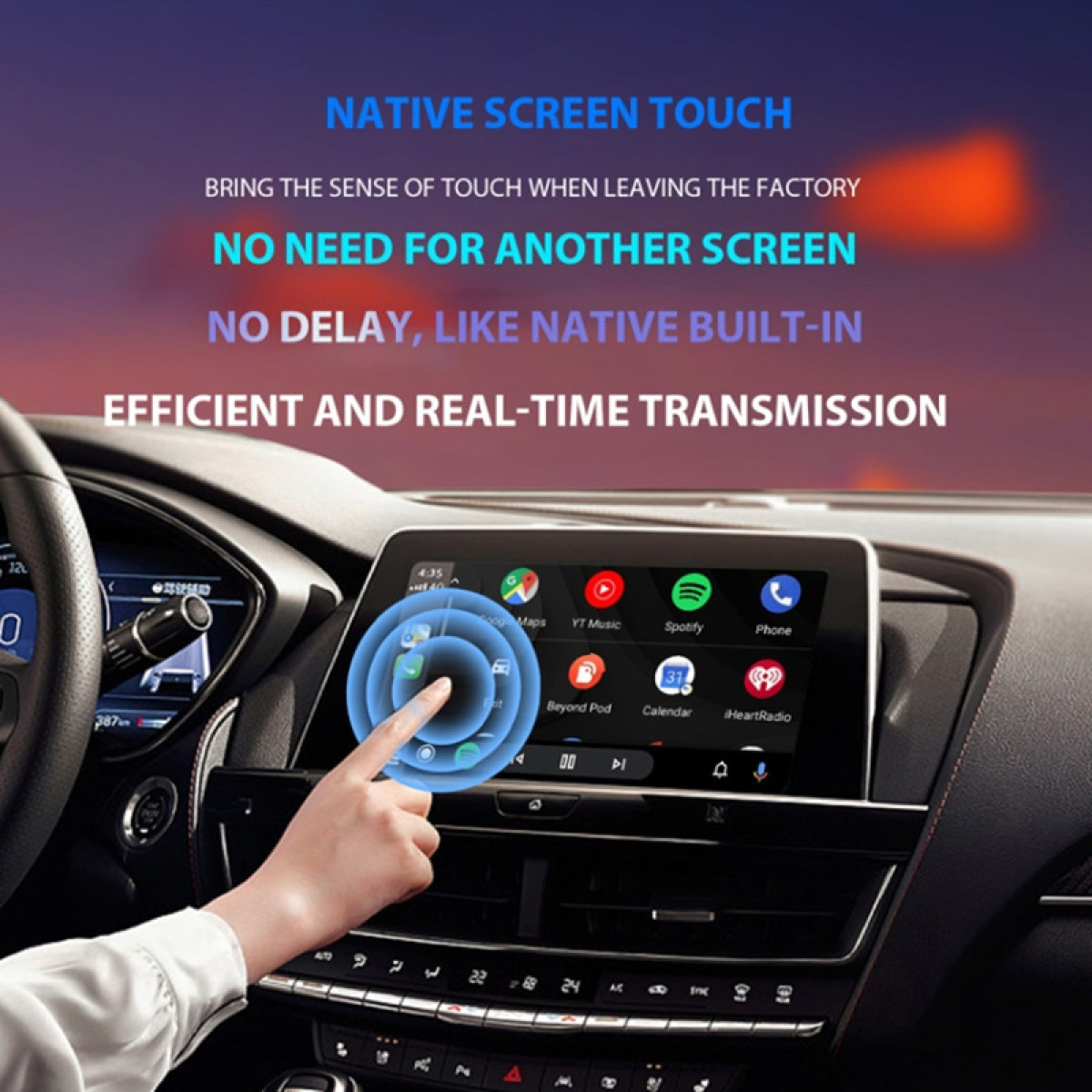 Hand berührt ein Auto-Display mit App-Symbolen. Text oben: 'Native Screen Touch'. Der Hintergrund ist unscharf.