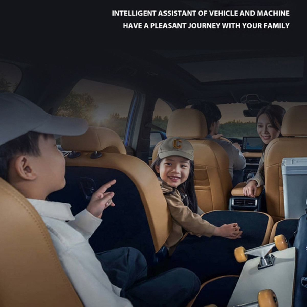 Familie im Auto, Fokus auf ein Mädchen. Der Innenraum des Autos ist sichtbar.