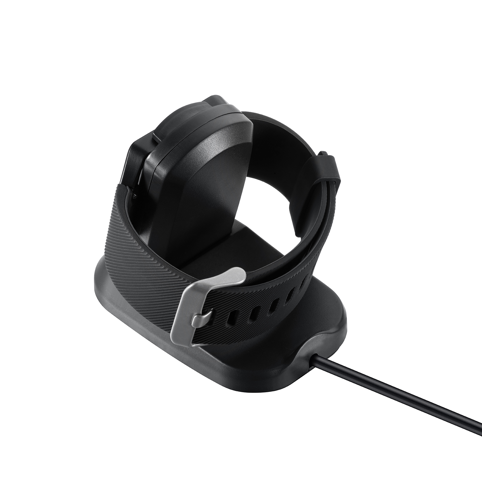 Schwarze Smartwatch auf einem Ladegerät, schräge Ansicht. Schwarzes Kabel ist angeschlossen.