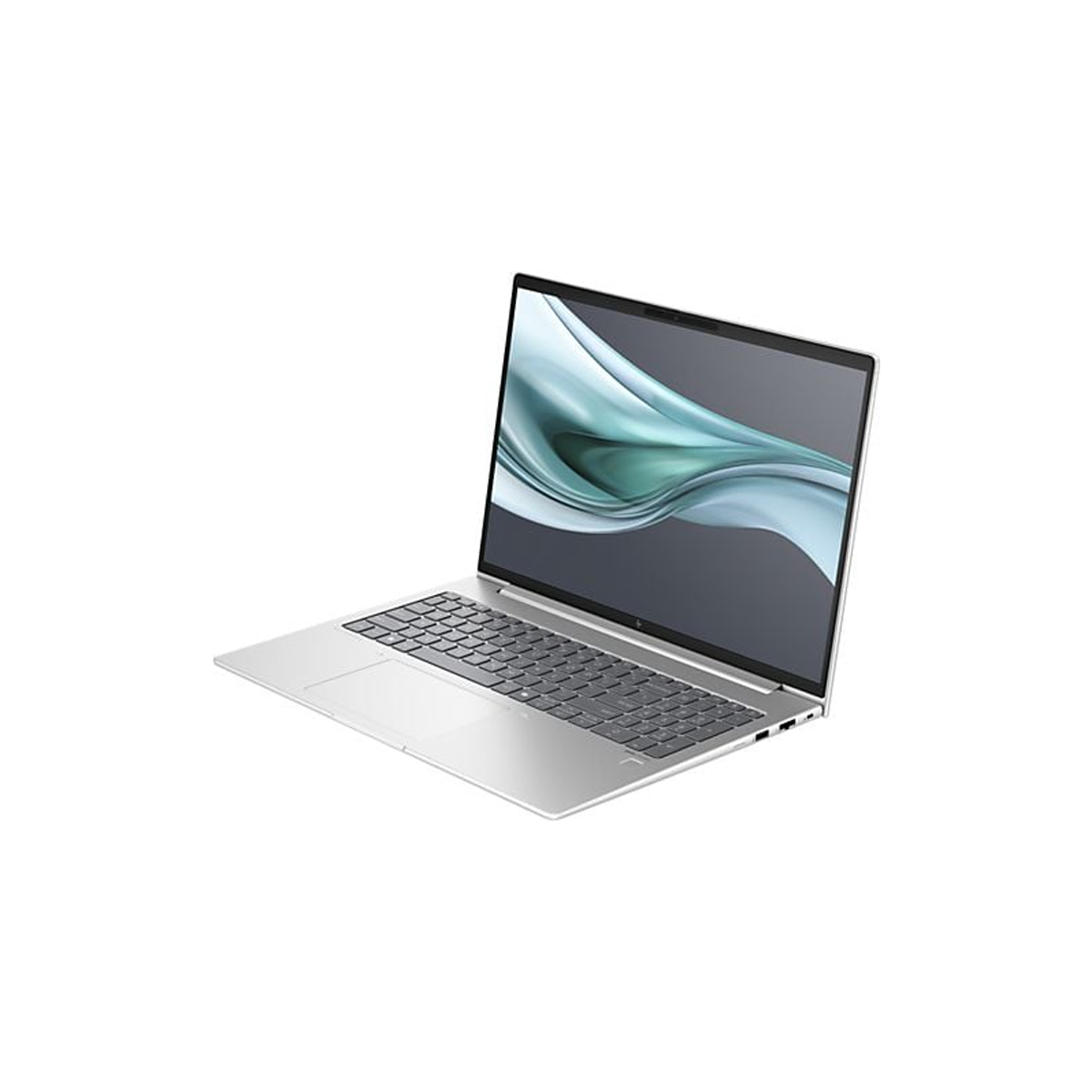 Een zilveren laptop met een open scherm wordt onder een hoek getoond.
