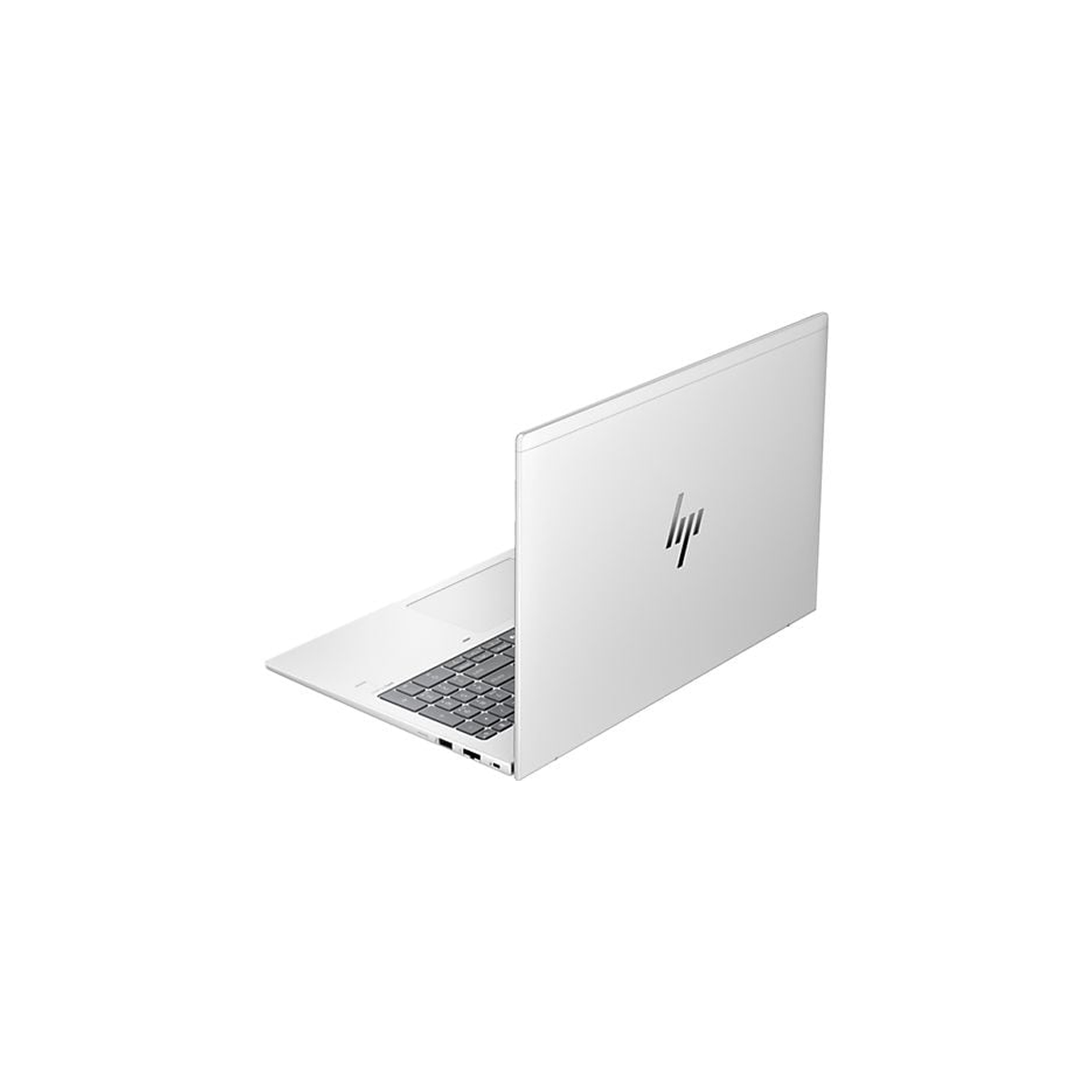 Een witte laptop vanuit een licht schuin, achteraanzicht, met het HP-logo zichtbaar.