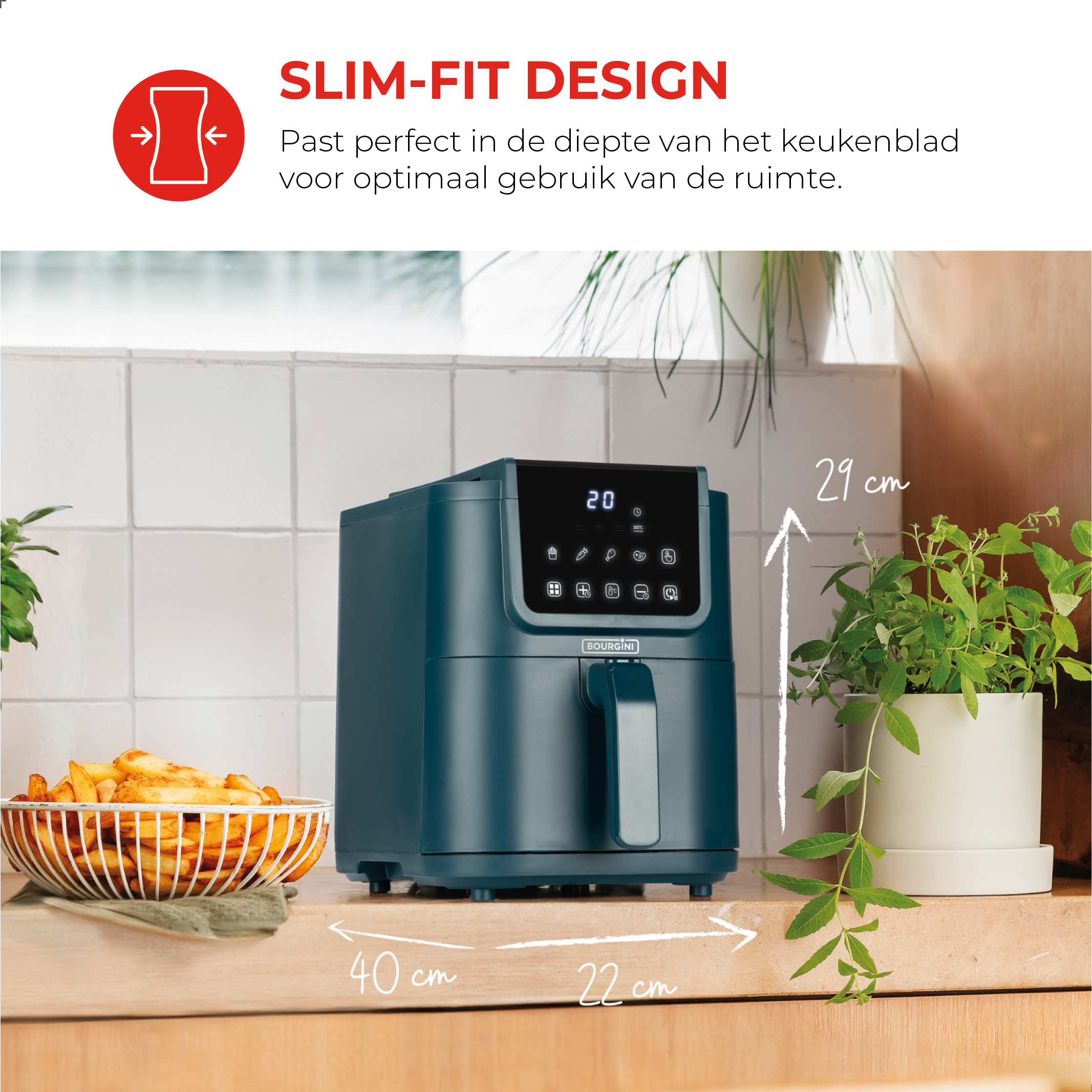 Turquoise airfryer met een digitaal display. Frietjes en een plant ernaast.