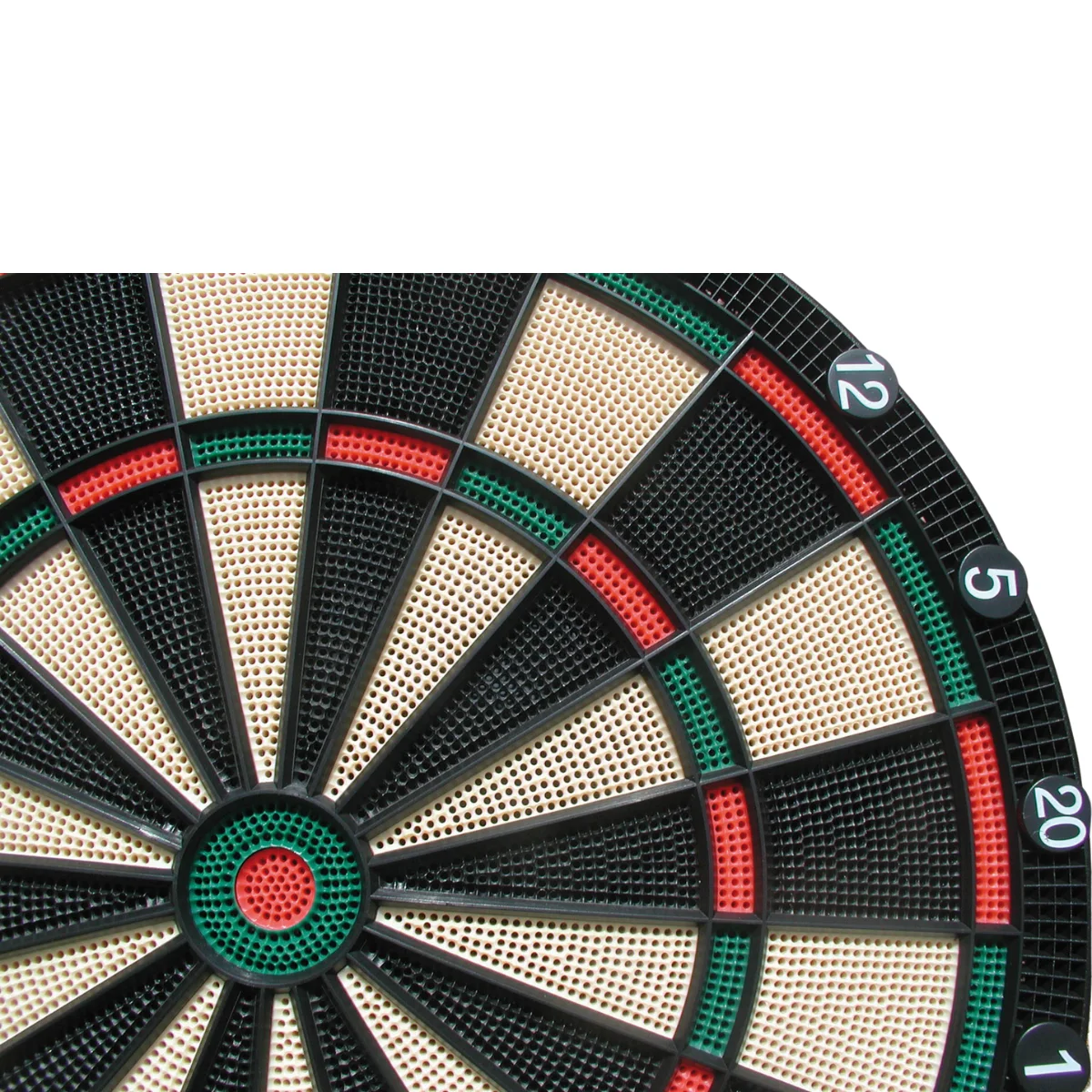 Close-up van een dartbordsegment, met groene, rode en beige driehoekige secties.
