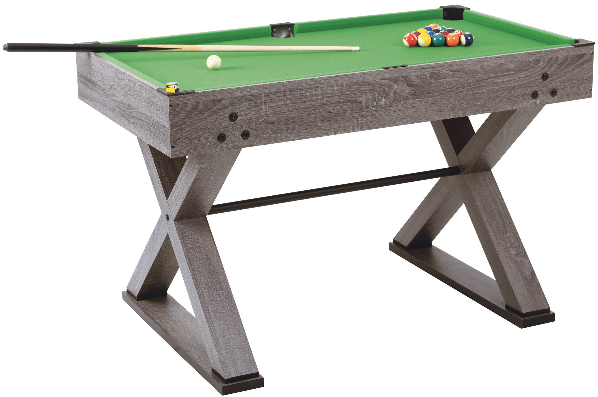 Een pooltafel met groen vilt, ballen en een keu. Grijs houten frame en poten.