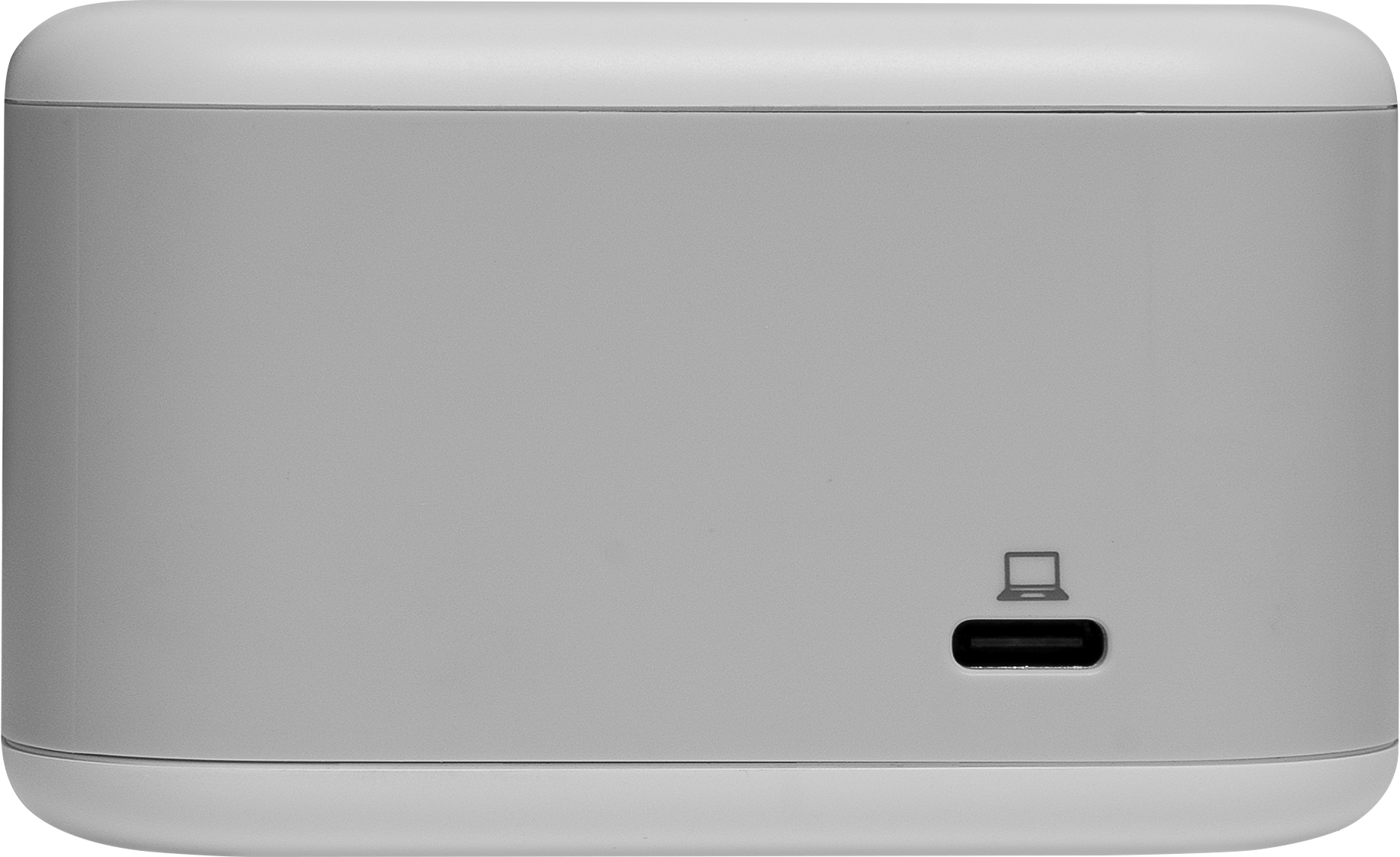 Een wit, rechthoekig apparaat met een USB-C-poort aan de zijkant, waarschijnlijk een hub of adapter.