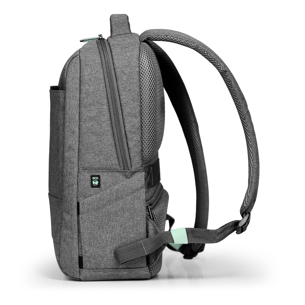 Uno zaino grigio con vista laterale, che mostra cinghie, tasche e cerniera.