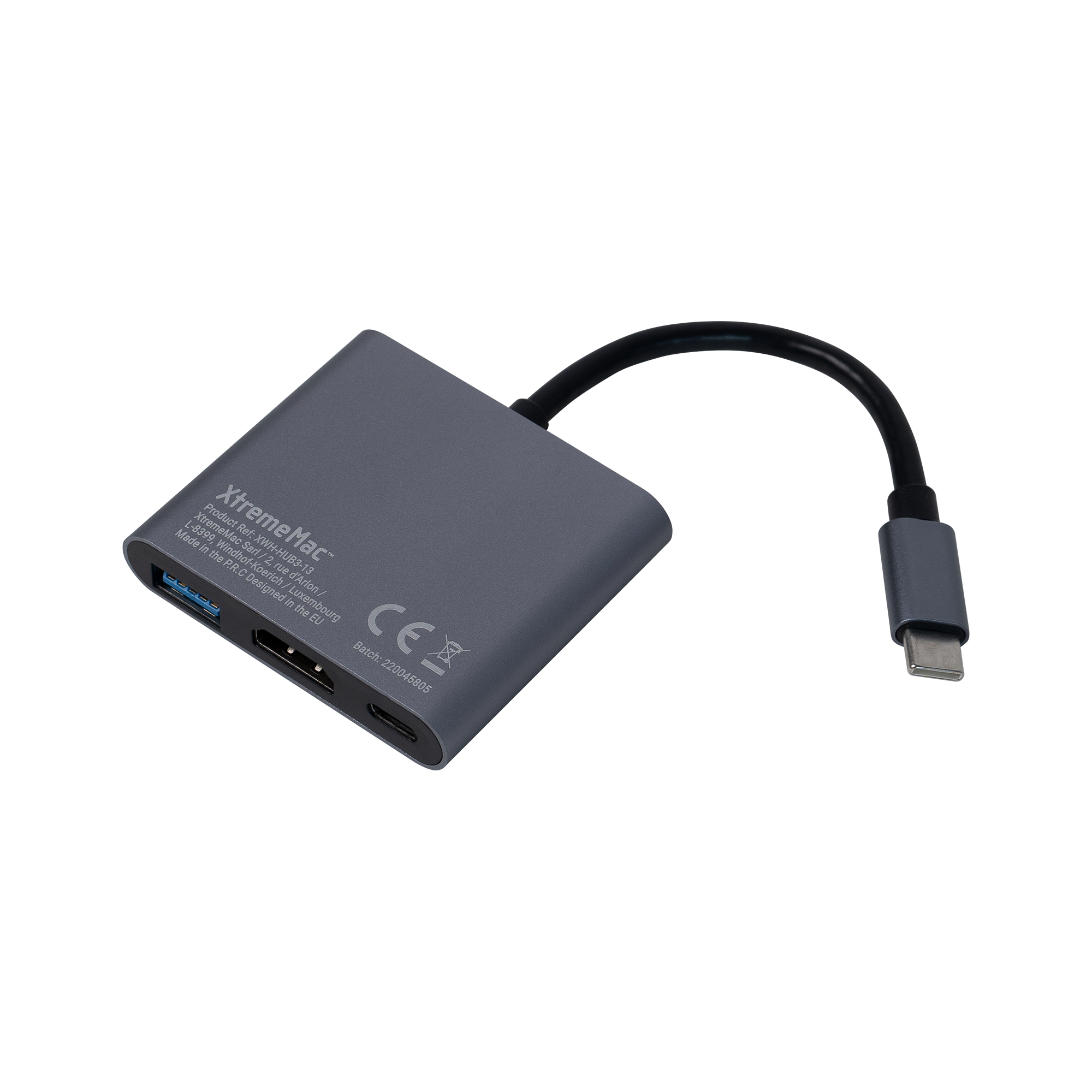 Een grijze adapter met USB-, HDMI- en USB-C-poorten. Tekst: XtremeMac en CE-markering.