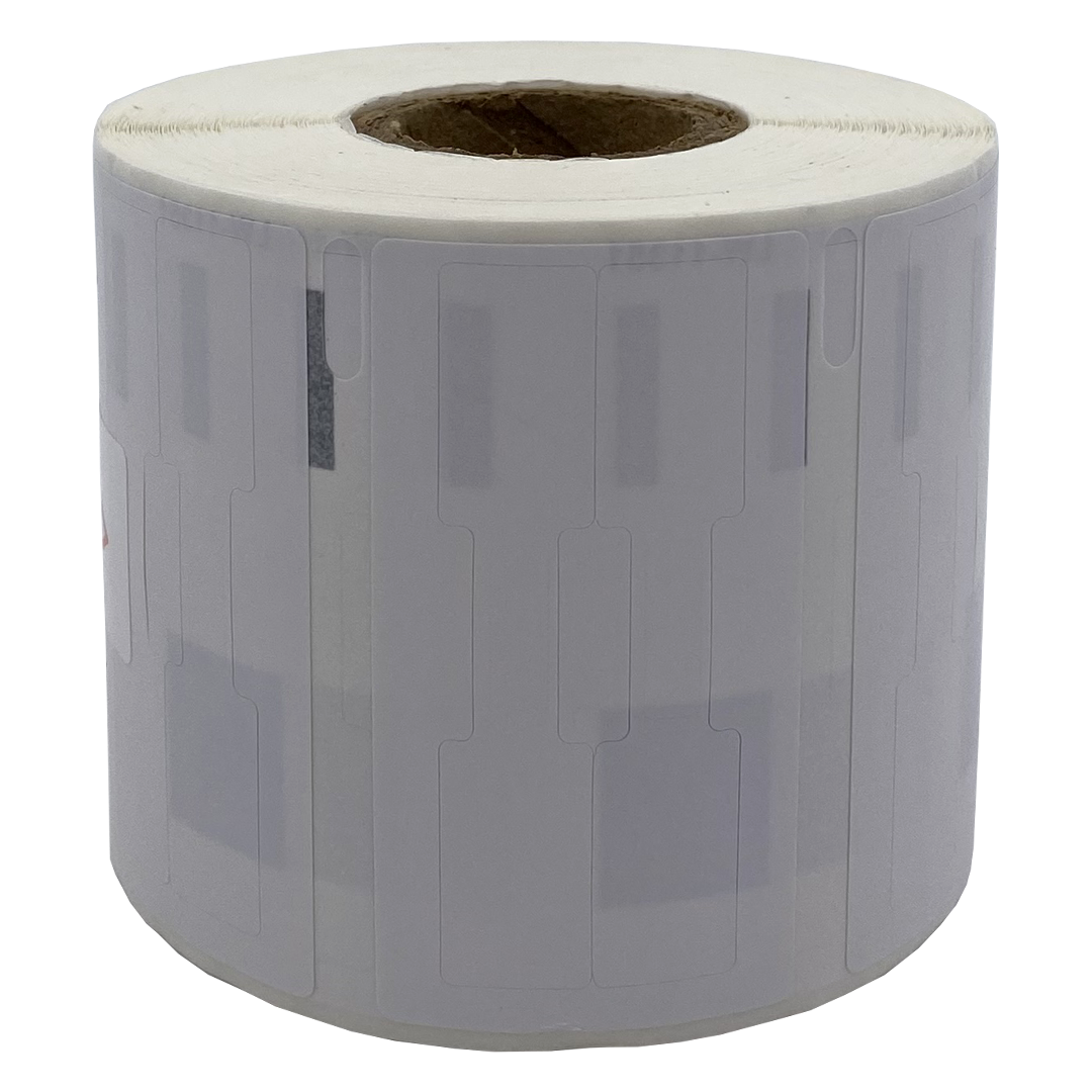 Een rol witte labels met een patroon.