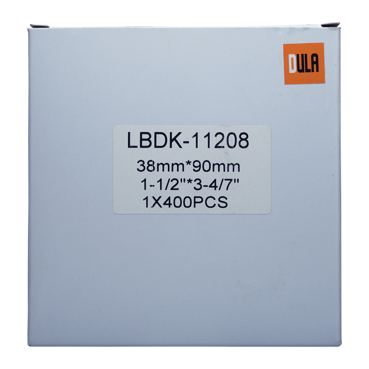 Een witte doos met een label met productdetails, inclusief tekst en afmetingen.
