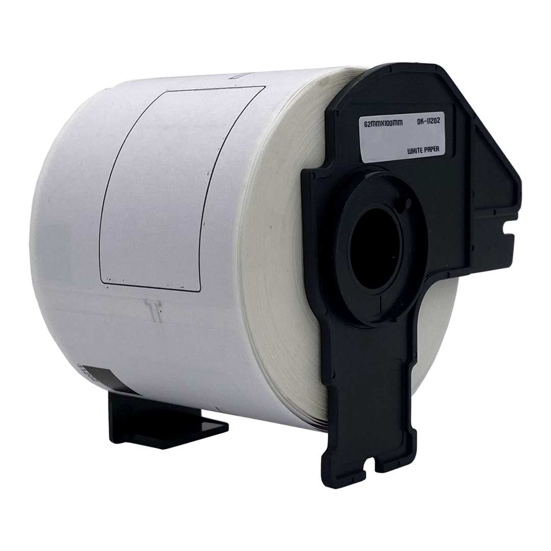 Een witte etikettentape rol met een zwarte plastic houder, klaar voor een labelmaker, witte achtergrond.