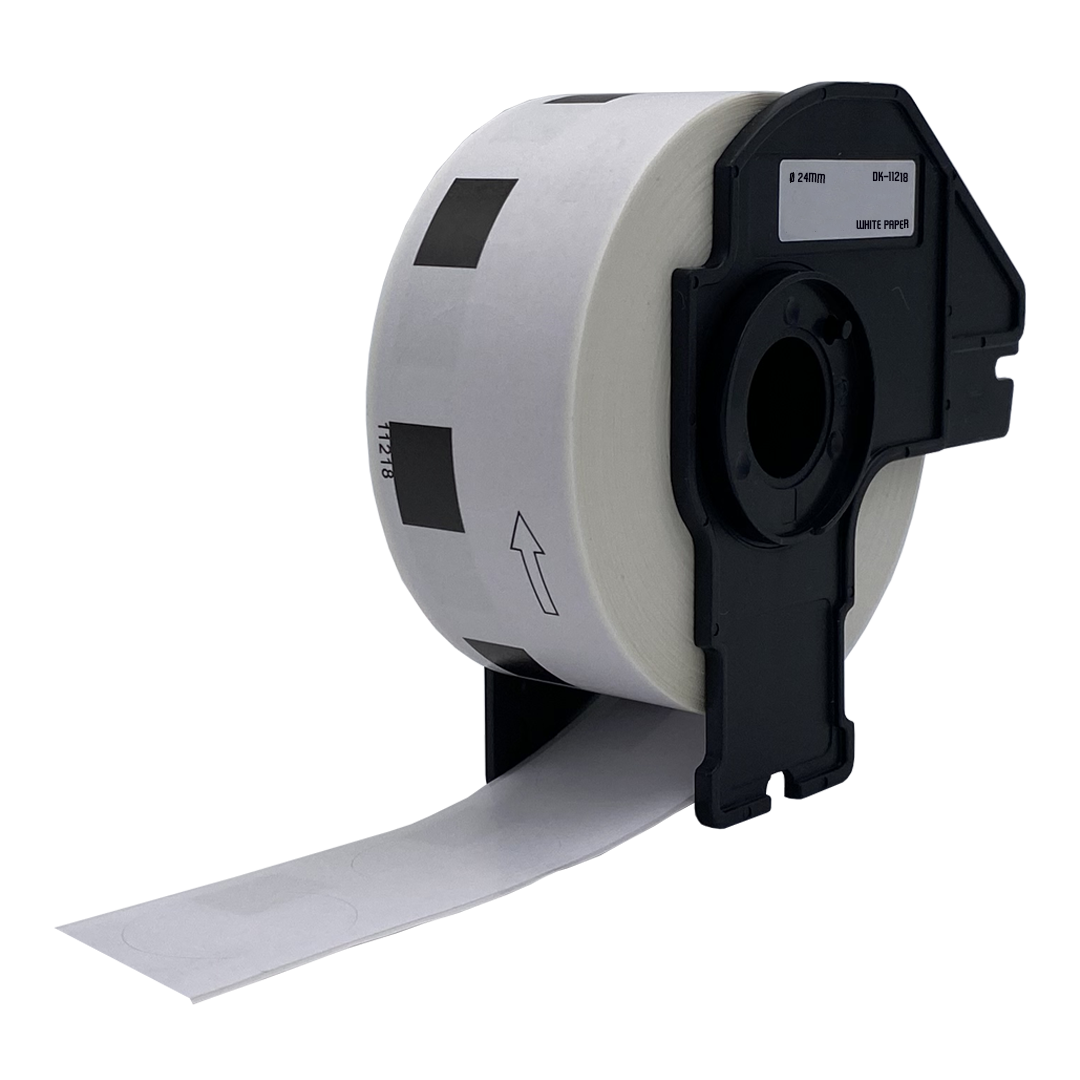 Een witte labelprinter met een witte labelrol. Zwarte vierkanten zichtbaar.