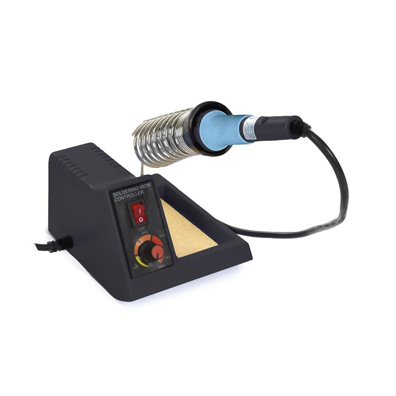 Lutownica na stojaku. Czarna podstawa, niebieski uchwyt, srebrna cewka i czerwony przełącznik.