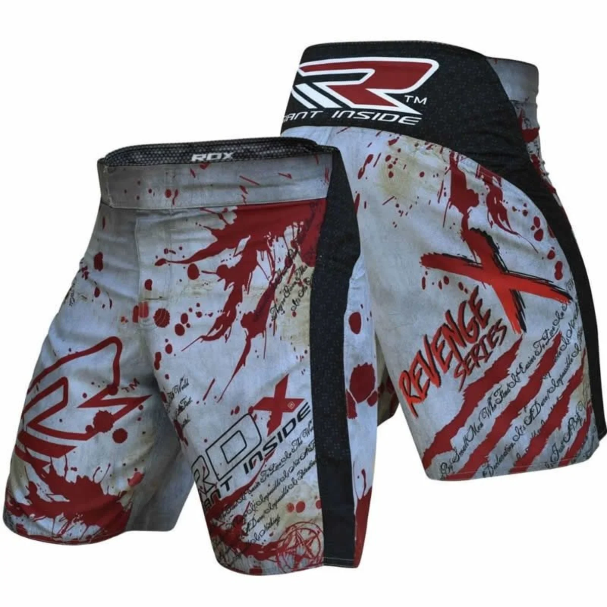 MMA-shorts met een grijs en rood ontwerp. De shorts hebben bloedspetters, tekst en een logo.