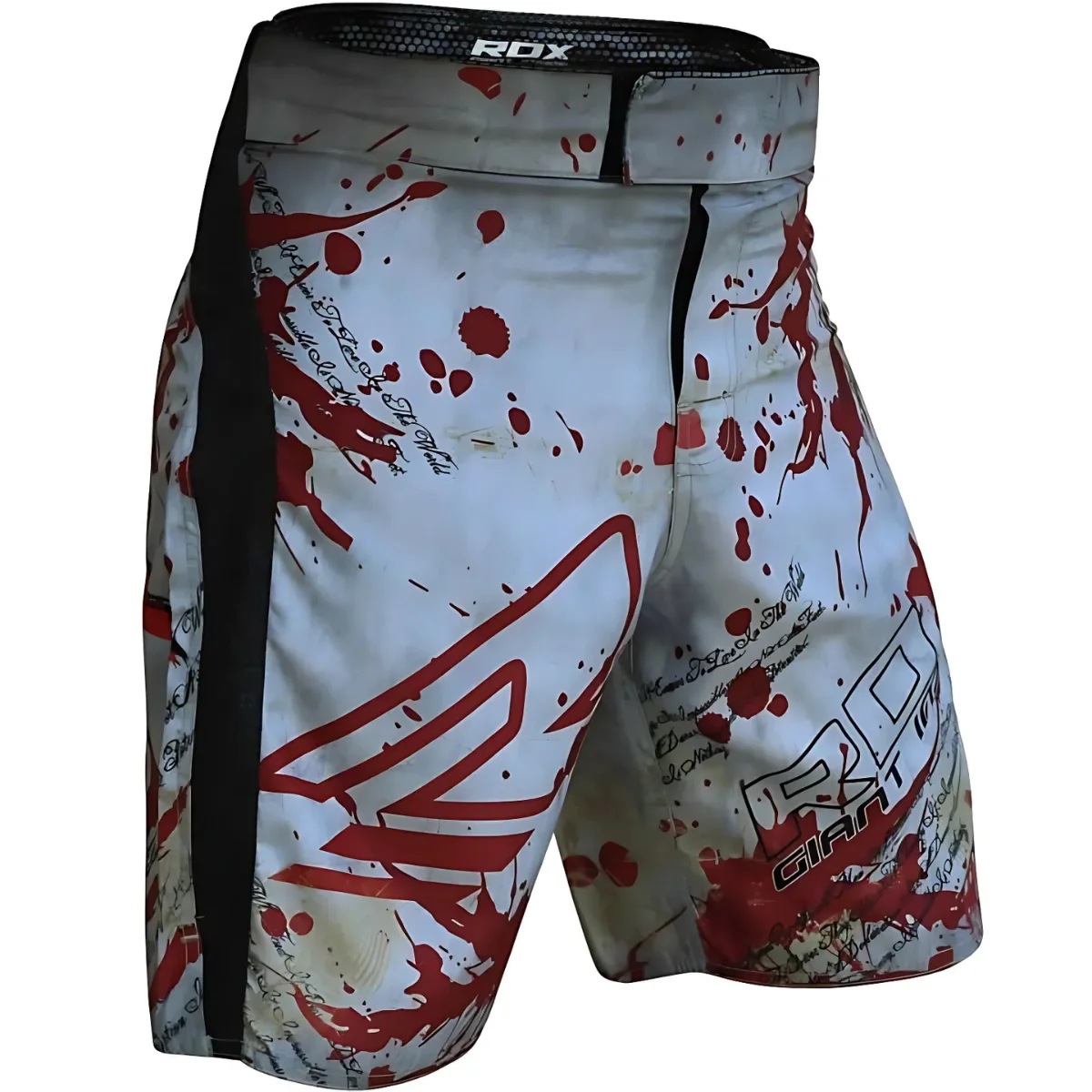 MMA-shorts met een witte basis, rode verfspetters en zwarte strepen. 'RDX' is bedrukt.